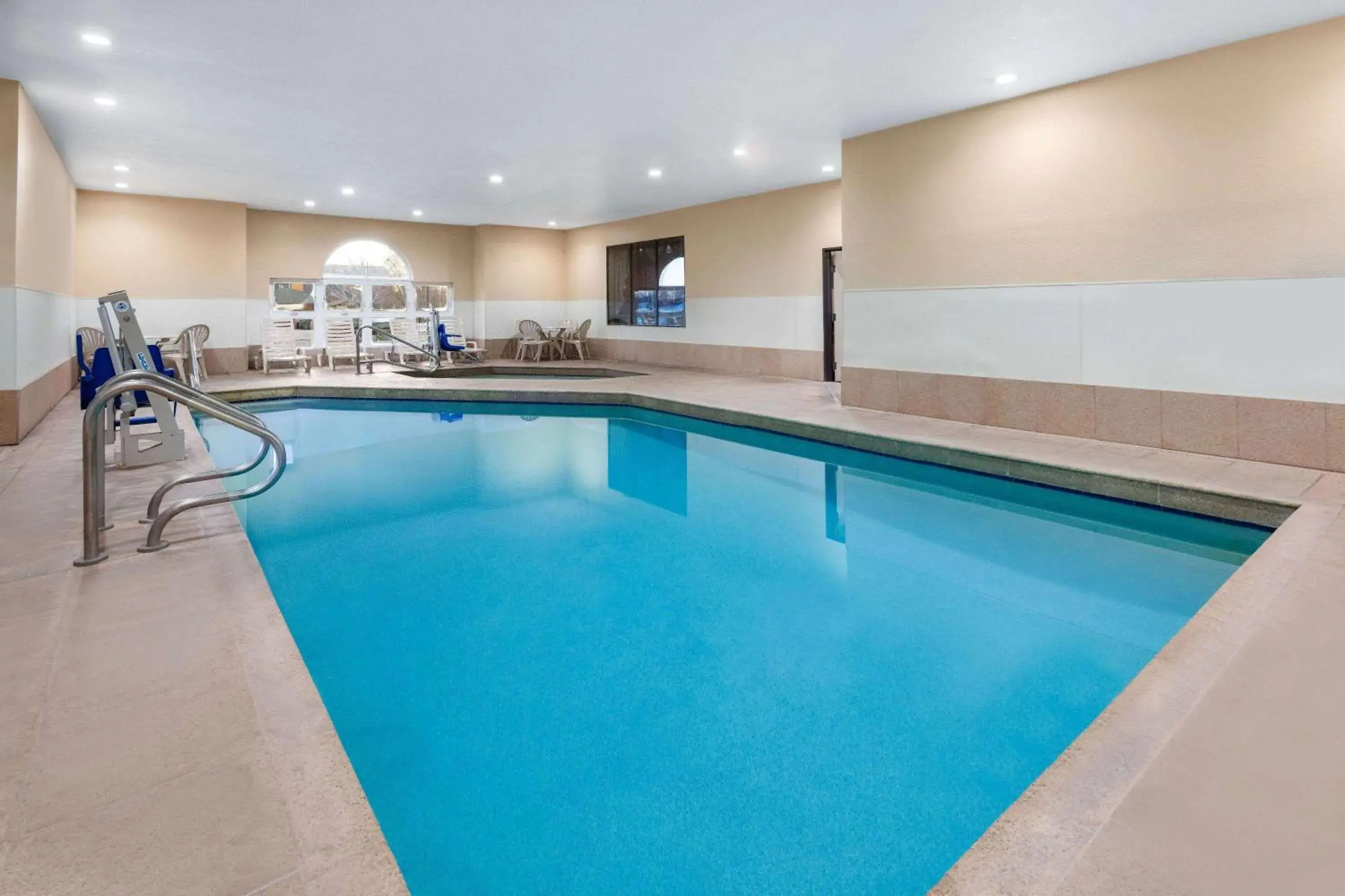 Pool view in Howard Johnson by Wyndham Williams Pool view in Howard Johnson by Wyndham Williams