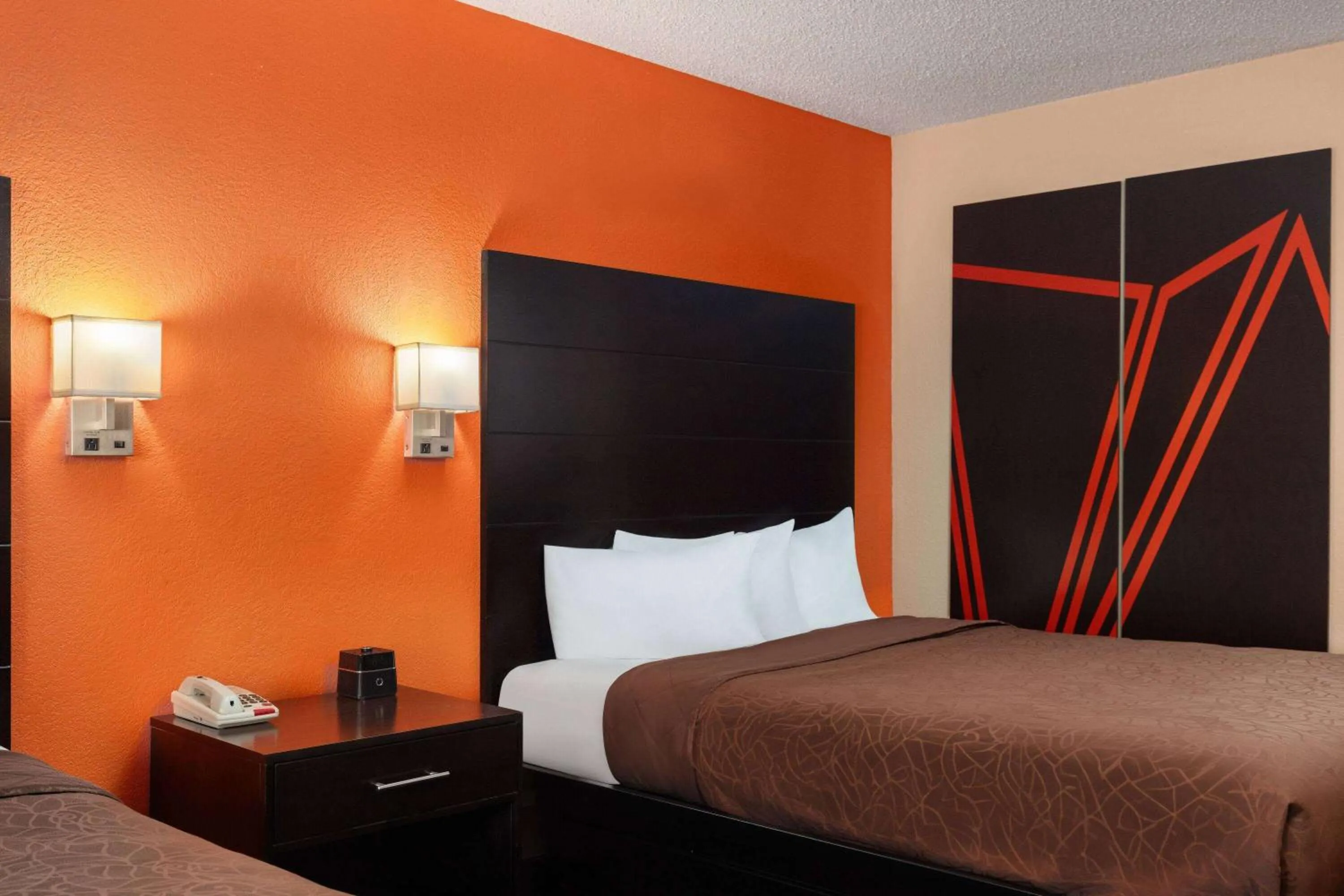 Photo of the whole room, Bed in Howard Johnson by Wyndham Williams