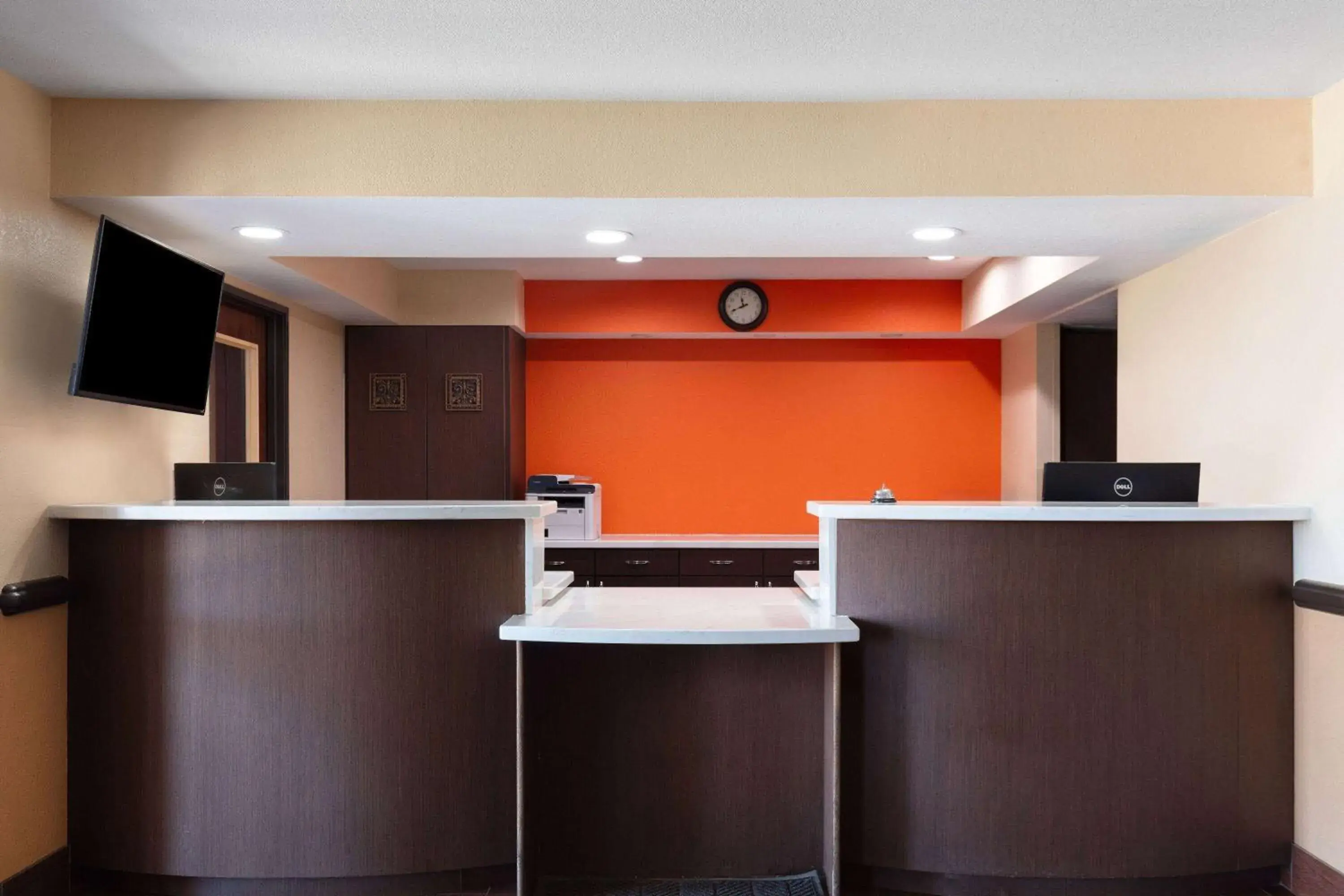 Lobby or reception in Howard Johnson by Wyndham Williams Lobby or reception in Howard Johnson by Wyndham Williams