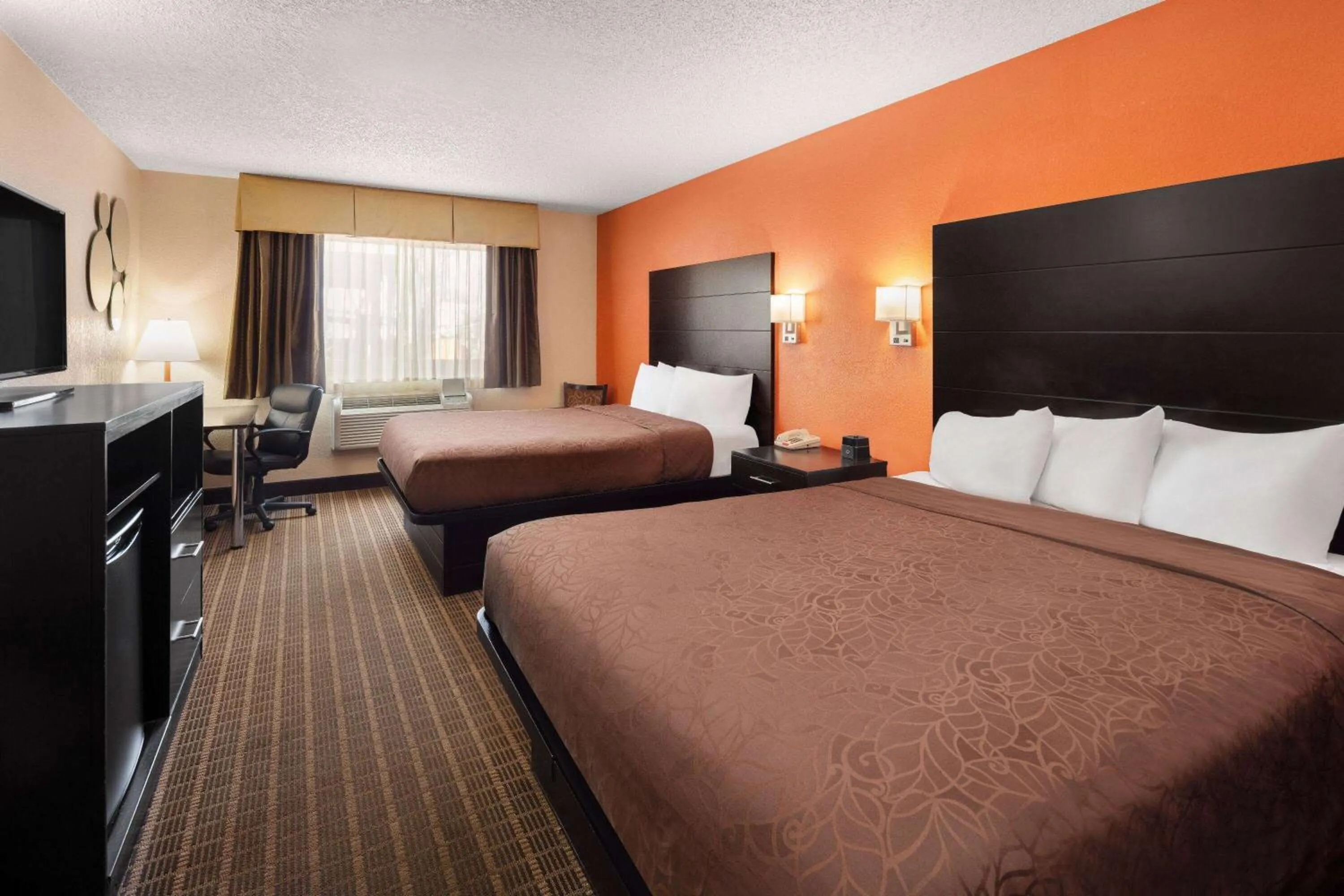 Photo of the whole room, Bed in Howard Johnson by Wyndham Williams