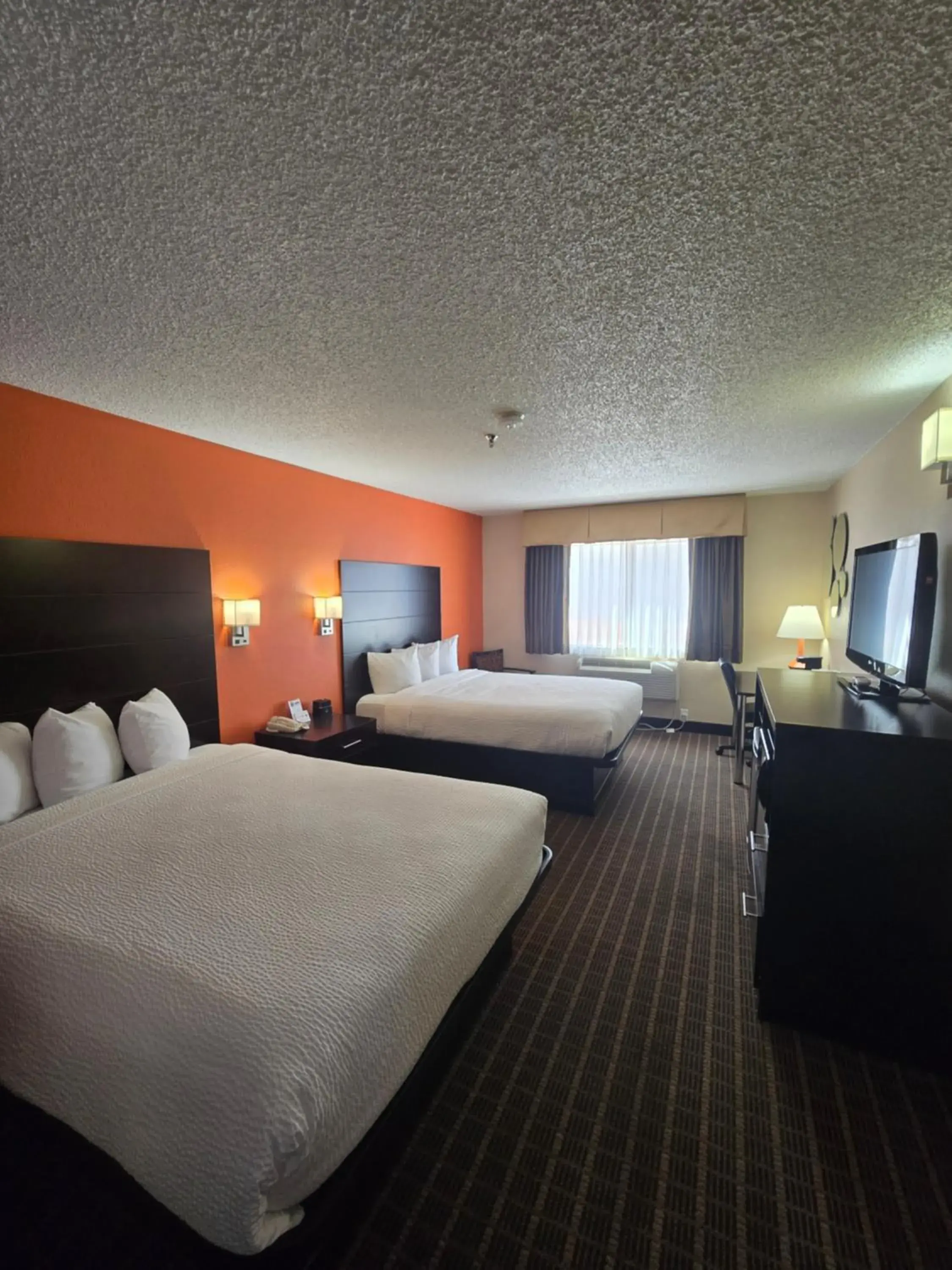 Photo of the whole room, Bed in Howard Johnson by Wyndham Williams Photo of the whole room, Bed in Howard Johnson by Wyndham Williams