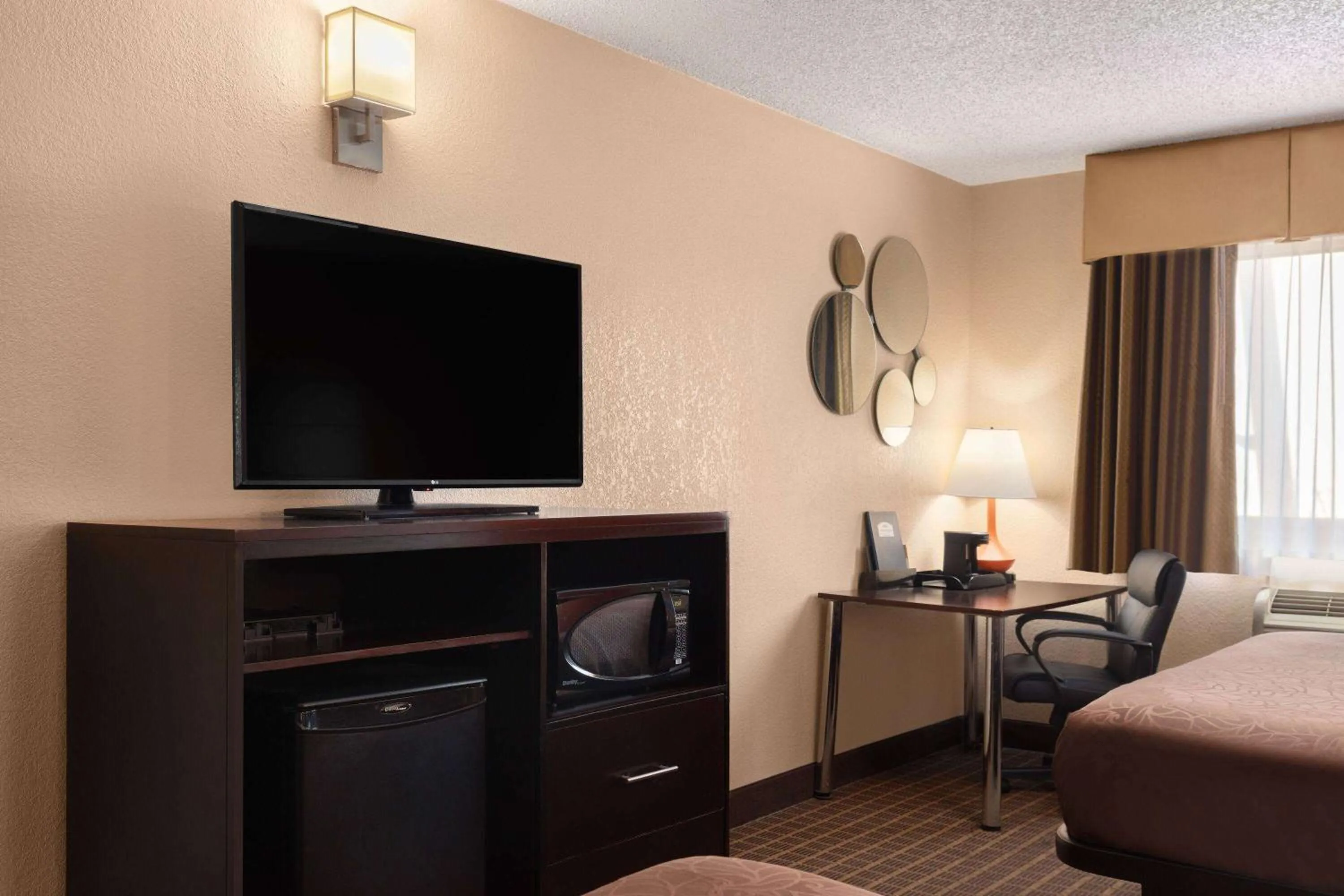 Photo of the whole room, Bed in Howard Johnson by Wyndham Williams