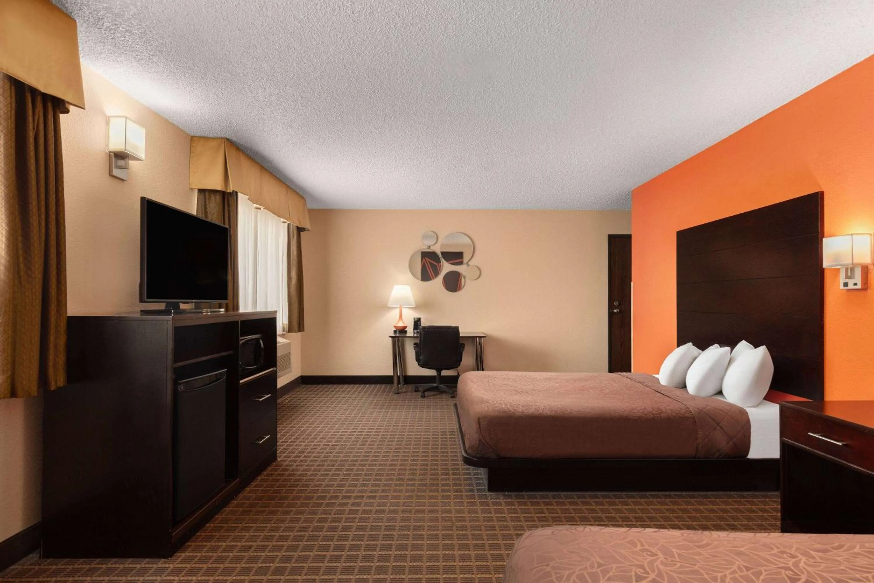 Photo of the whole room, Bed in Howard Johnson by Wyndham Williams