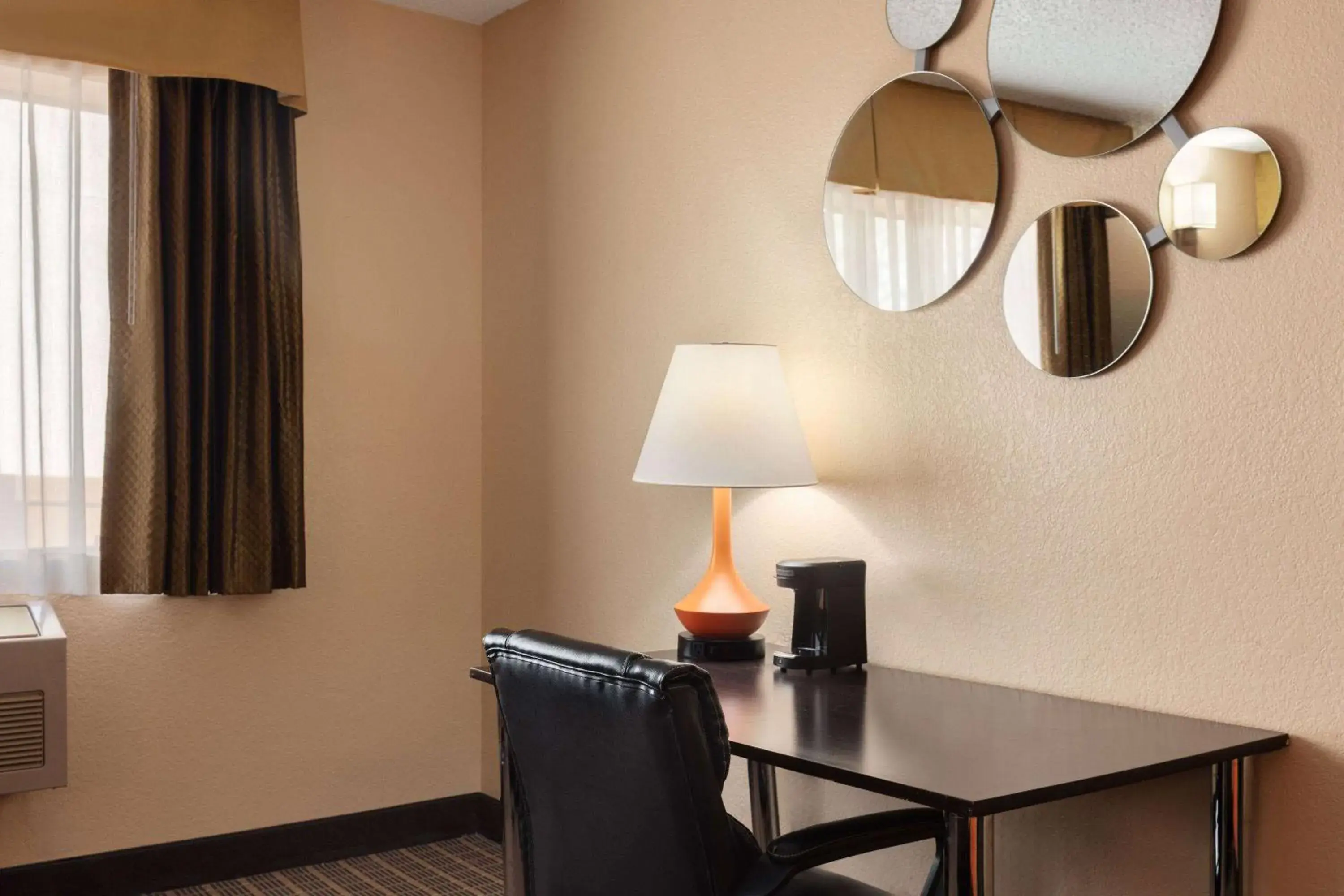 Photo of the whole room, Bed in Howard Johnson by Wyndham Williams Photo of the whole room, Bed in Howard Johnson by Wyndham Williams