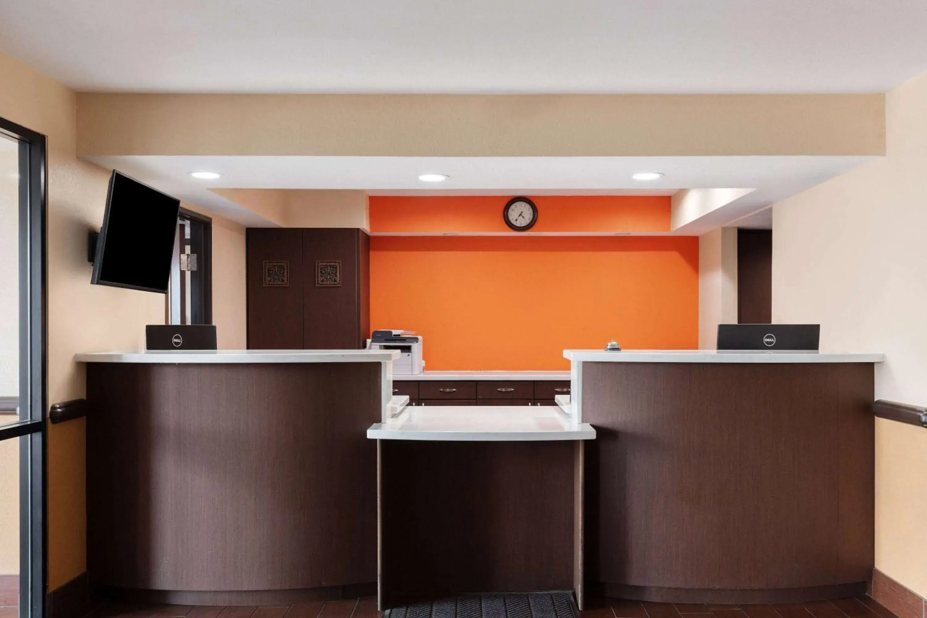 Lobby or reception in Howard Johnson by Wyndham Williams Lobby or reception in Howard Johnson by Wyndham Williams