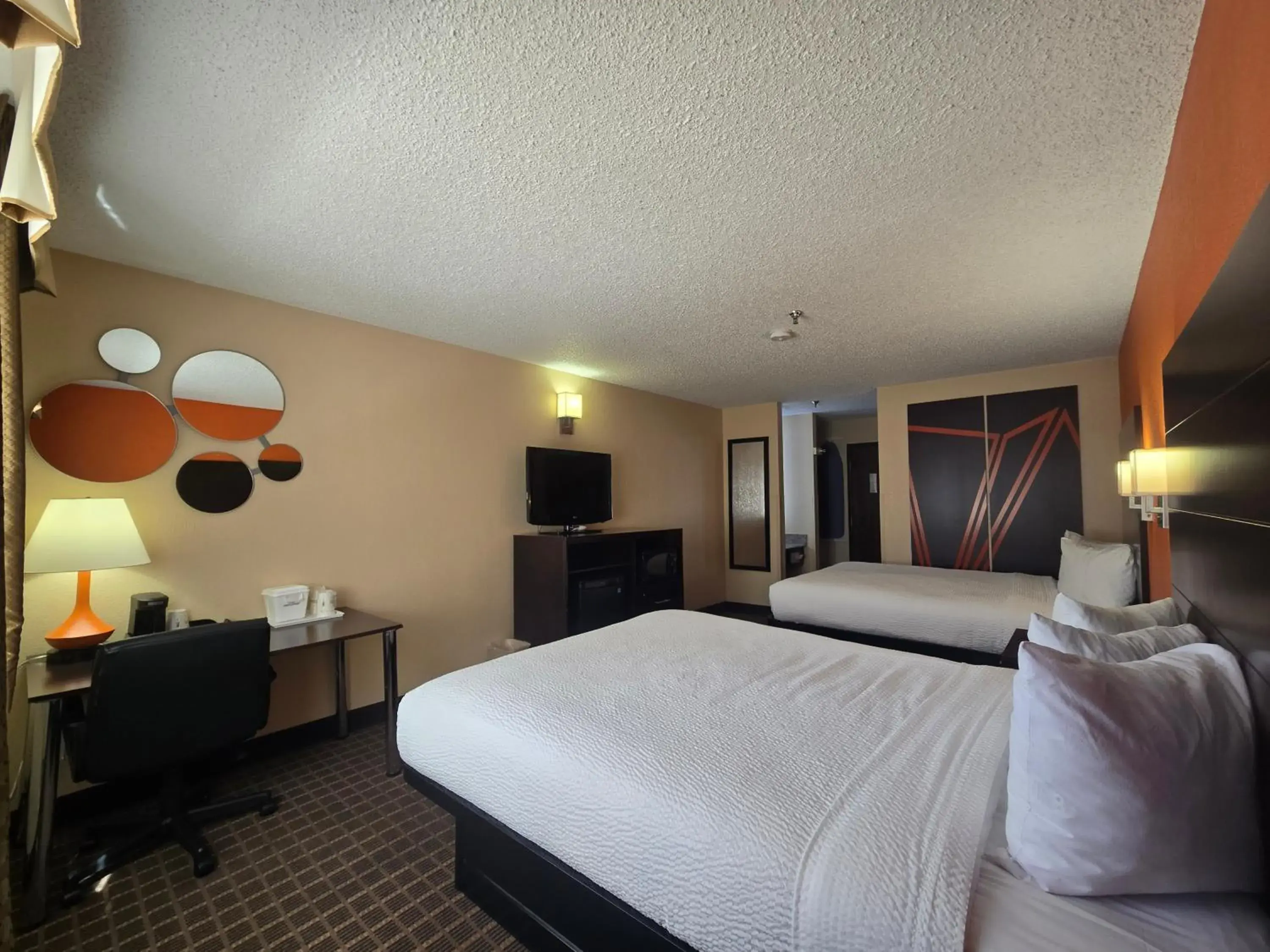 Photo of the whole room, Bed in Howard Johnson by Wyndham Williams Photo of the whole room, Bed in Howard Johnson by Wyndham Williams