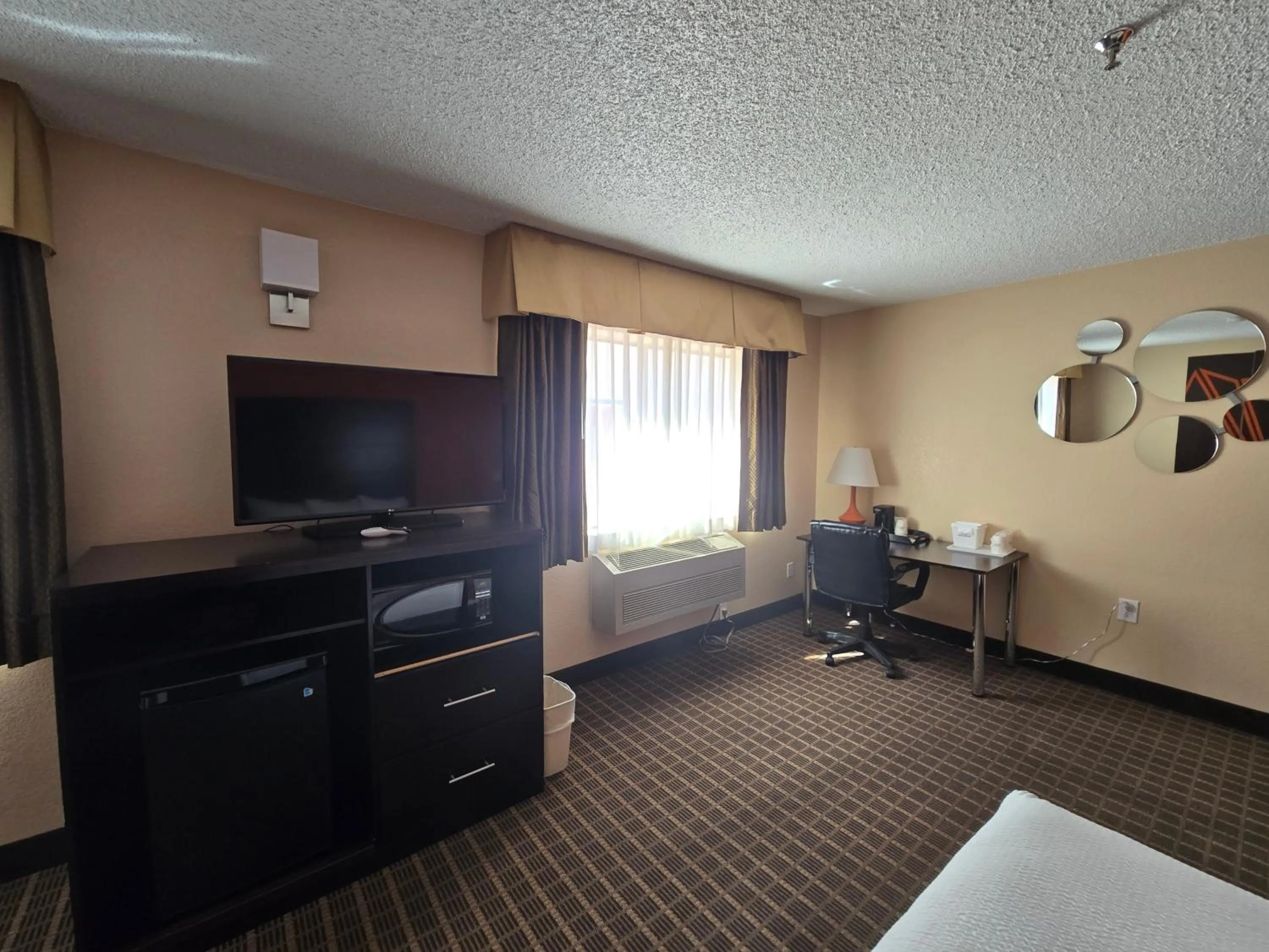 TV and multimedia in Howard Johnson by Wyndham Williams