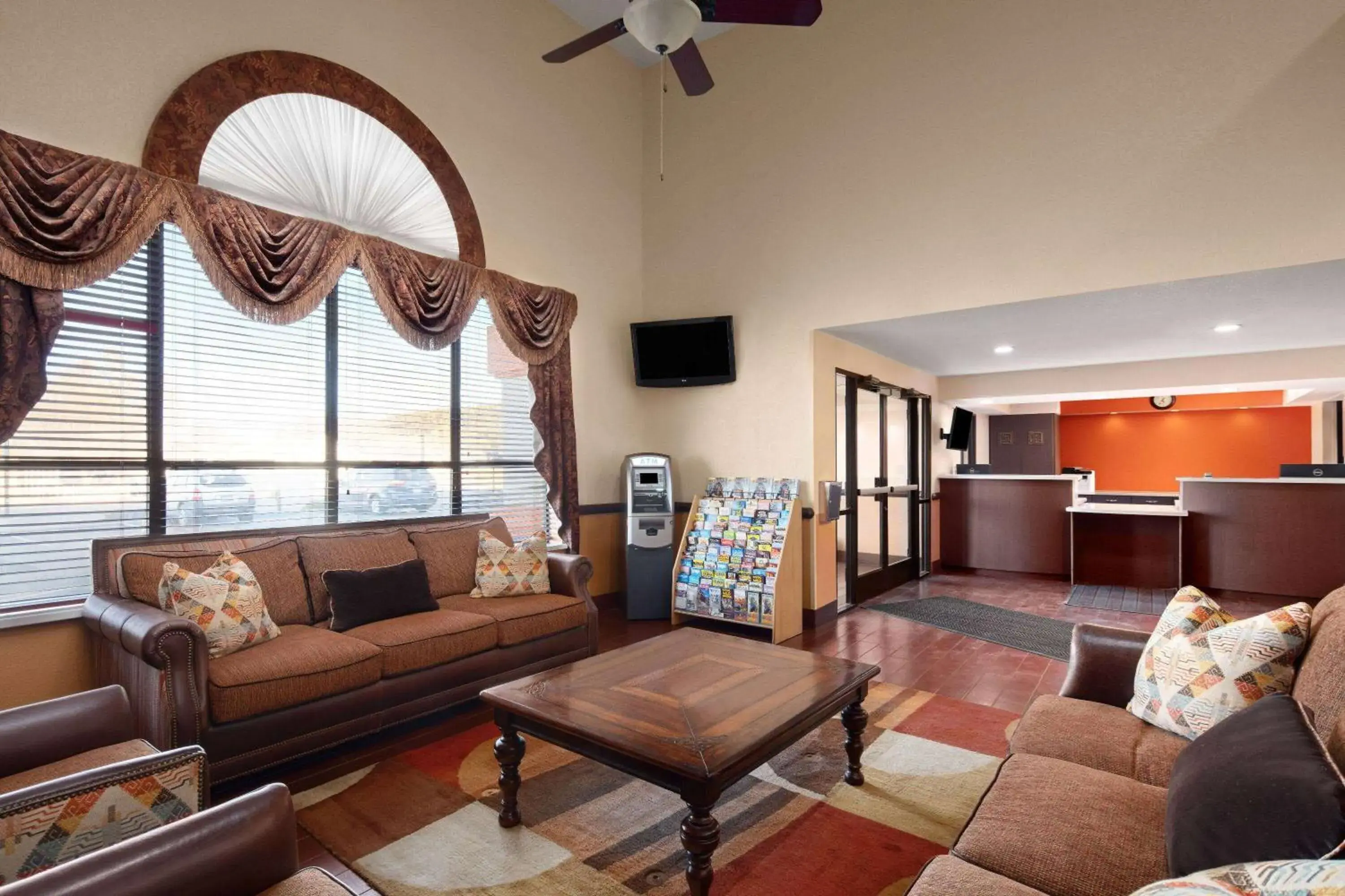 Lobby or reception in Howard Johnson by Wyndham Williams Lobby or reception in Howard Johnson by Wyndham Williams