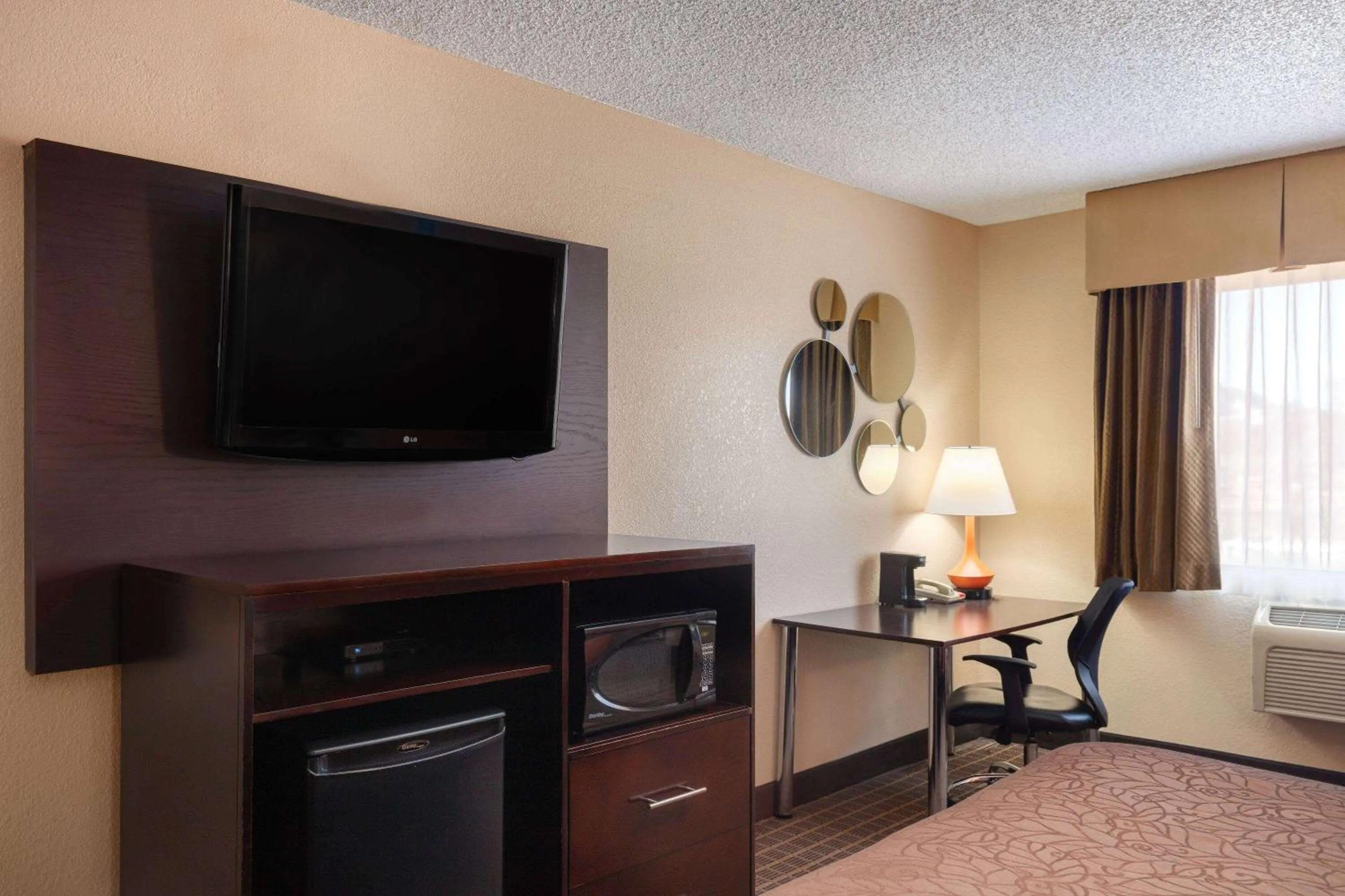 Photo of the whole room in Howard Johnson by Wyndham Williams