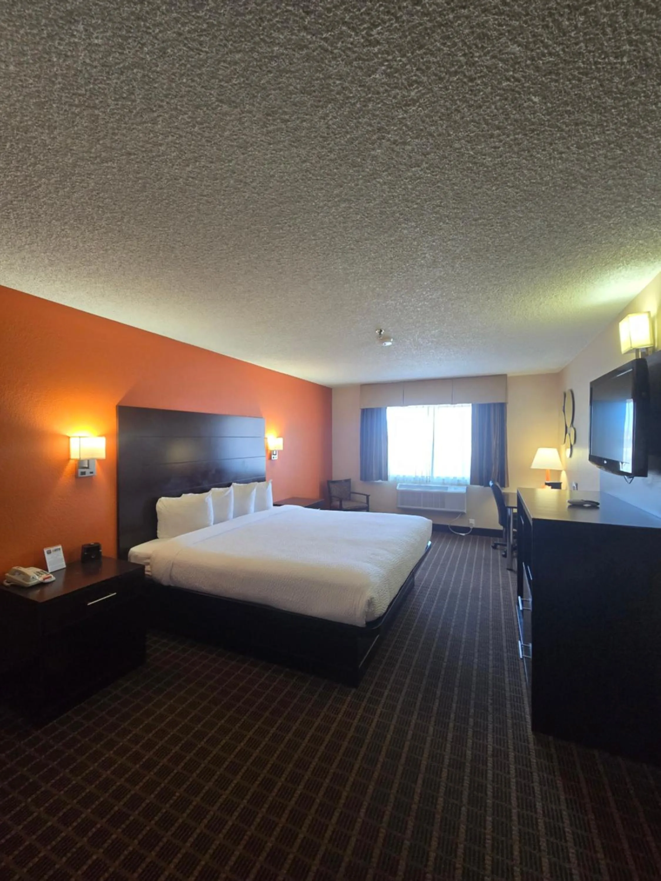 Photo of the whole room, Bed in Howard Johnson by Wyndham Williams