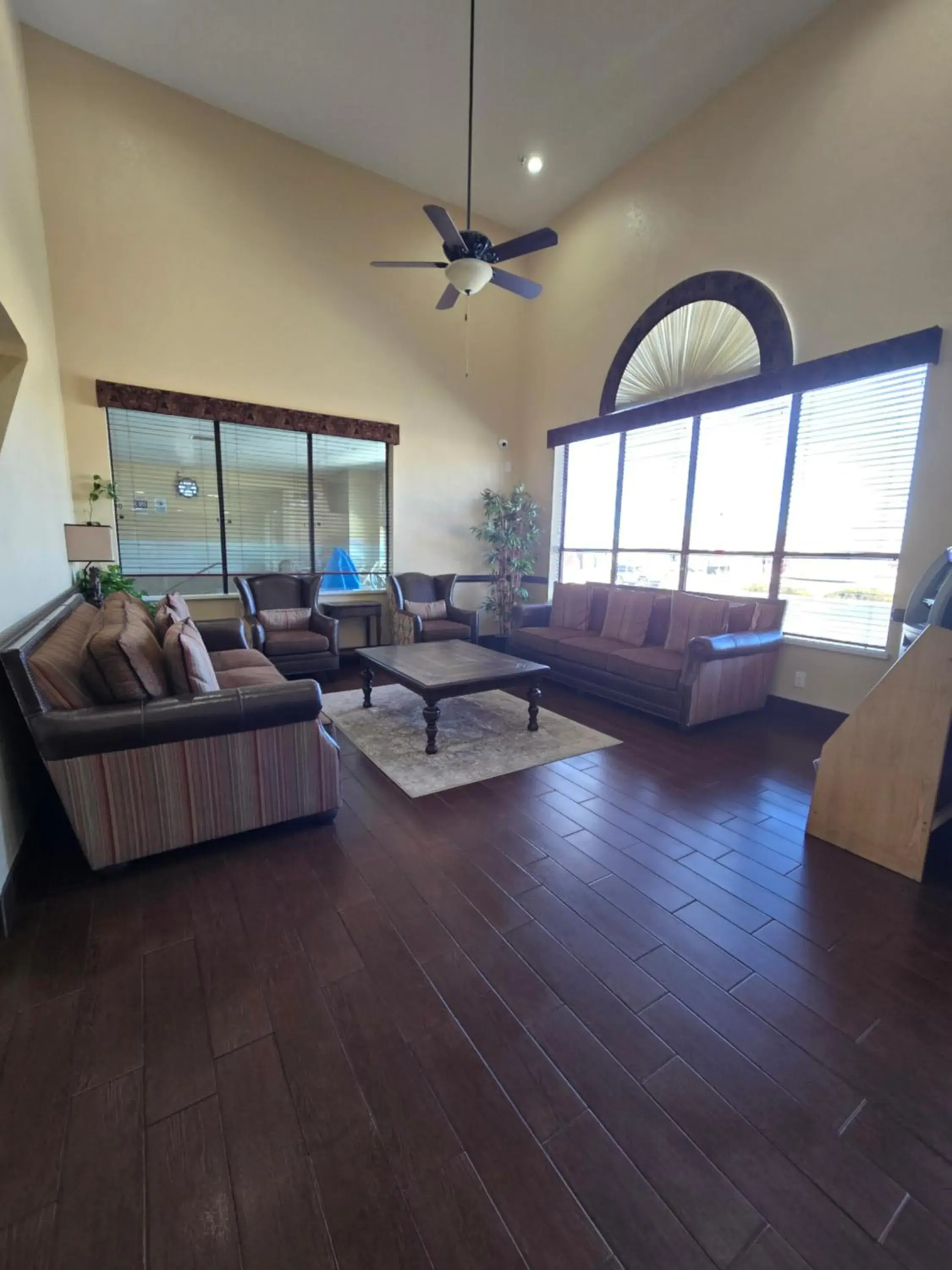 Lobby or reception in Howard Johnson by Wyndham Williams Lobby or reception in Howard Johnson by Wyndham Williams