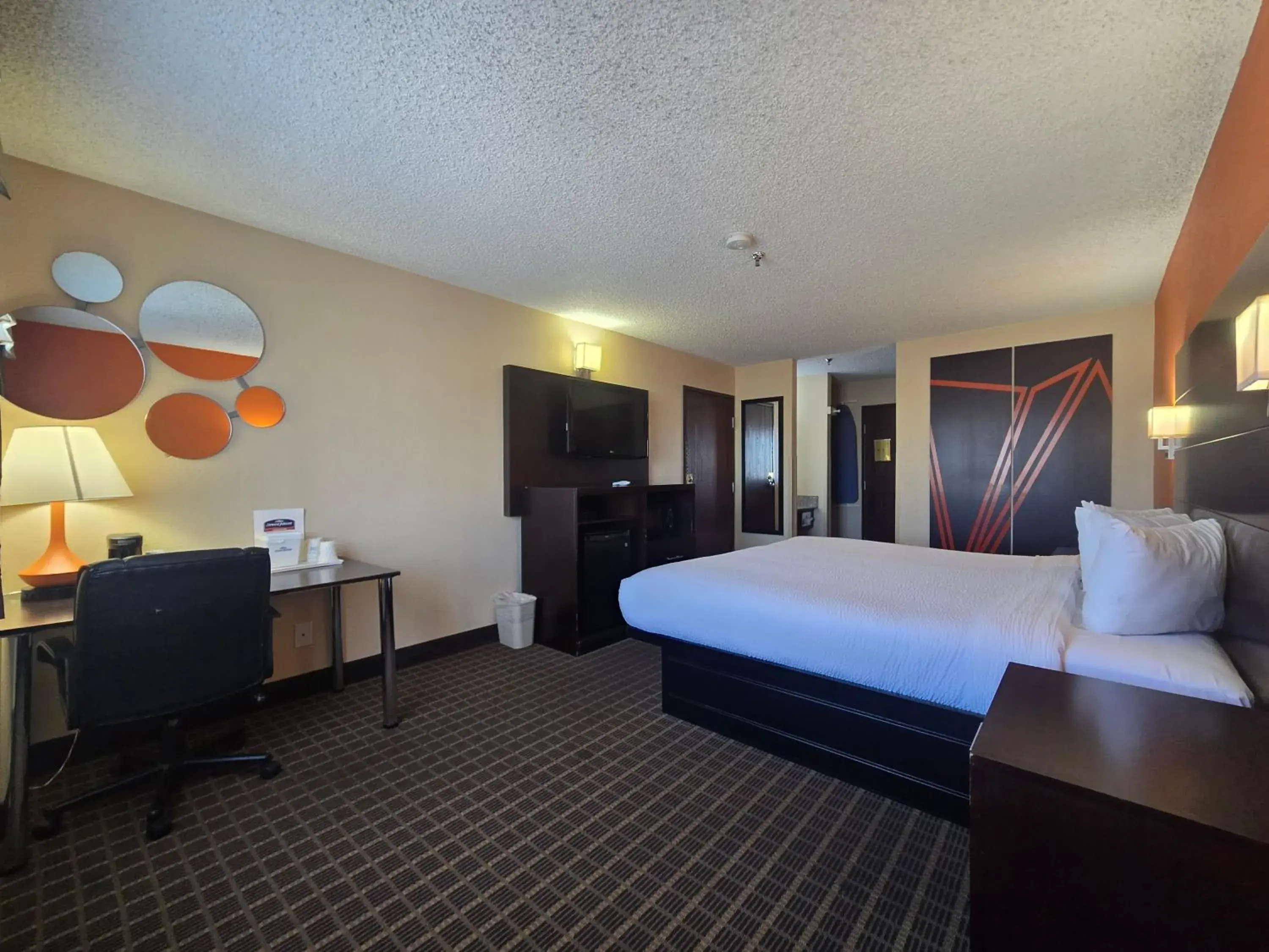 Photo of the whole room, Bed in Howard Johnson by Wyndham Williams Photo of the whole room, Bed in Howard Johnson by Wyndham Williams