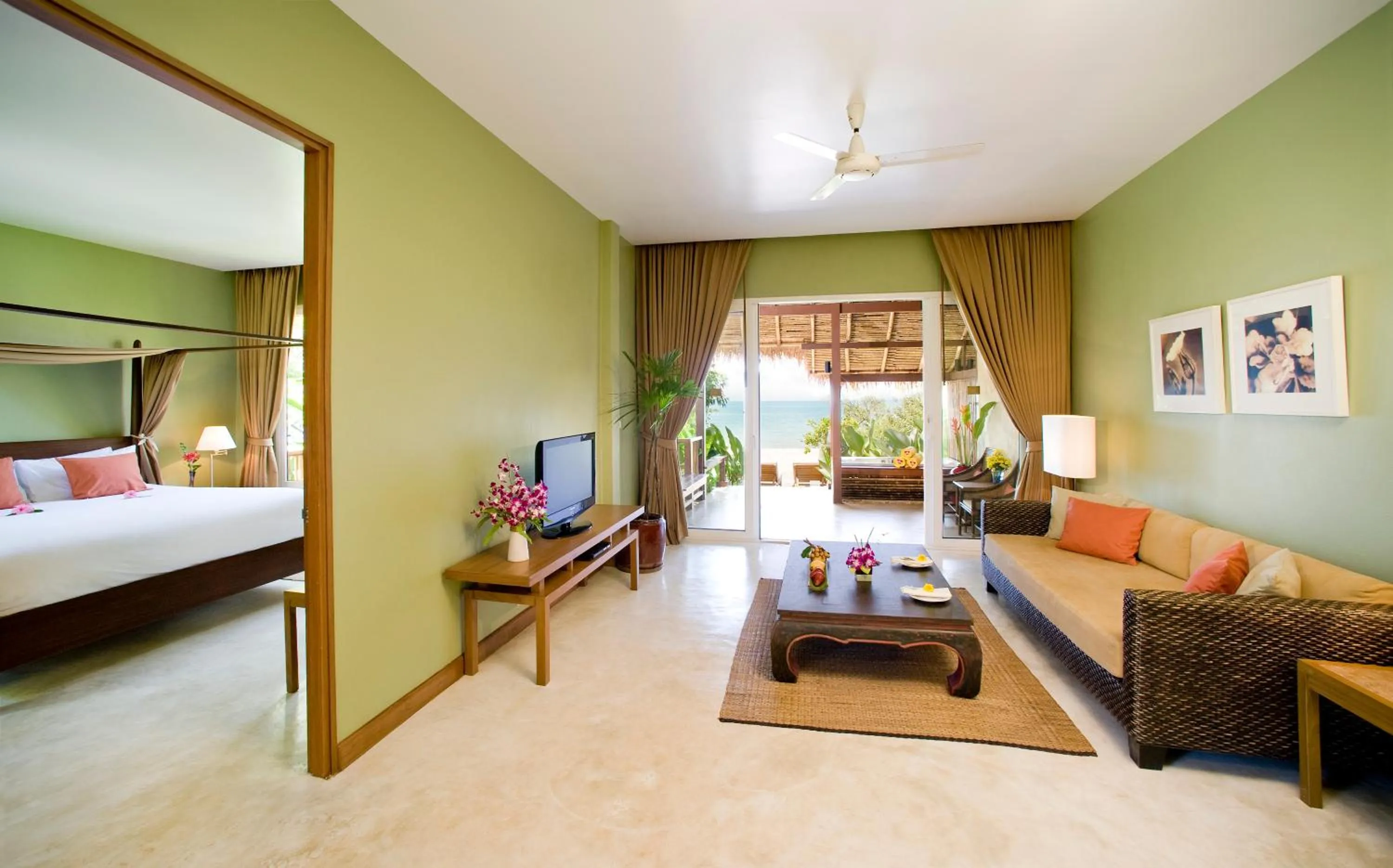 Living room, Bed in Centara Chaan Talay Resort And Villas Trat