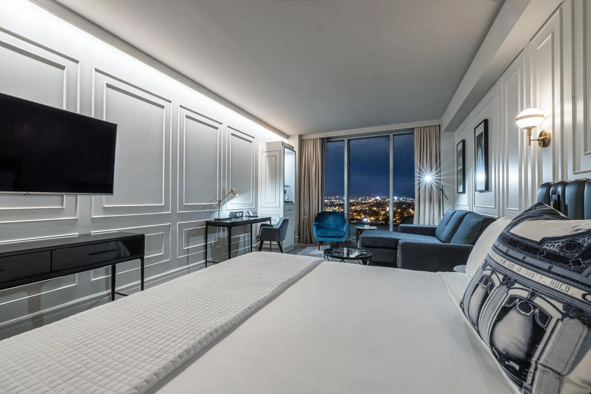 TV and multimedia, Bed in Le Capitole Hotel