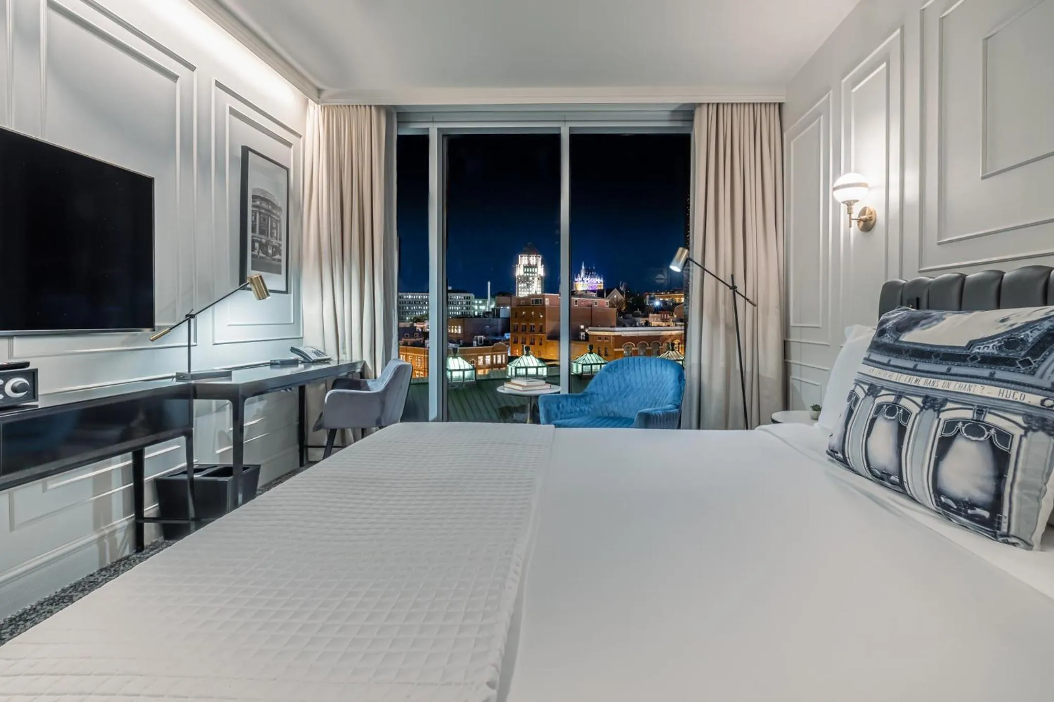 View (from property/room), Bed in Le Capitole Hotel