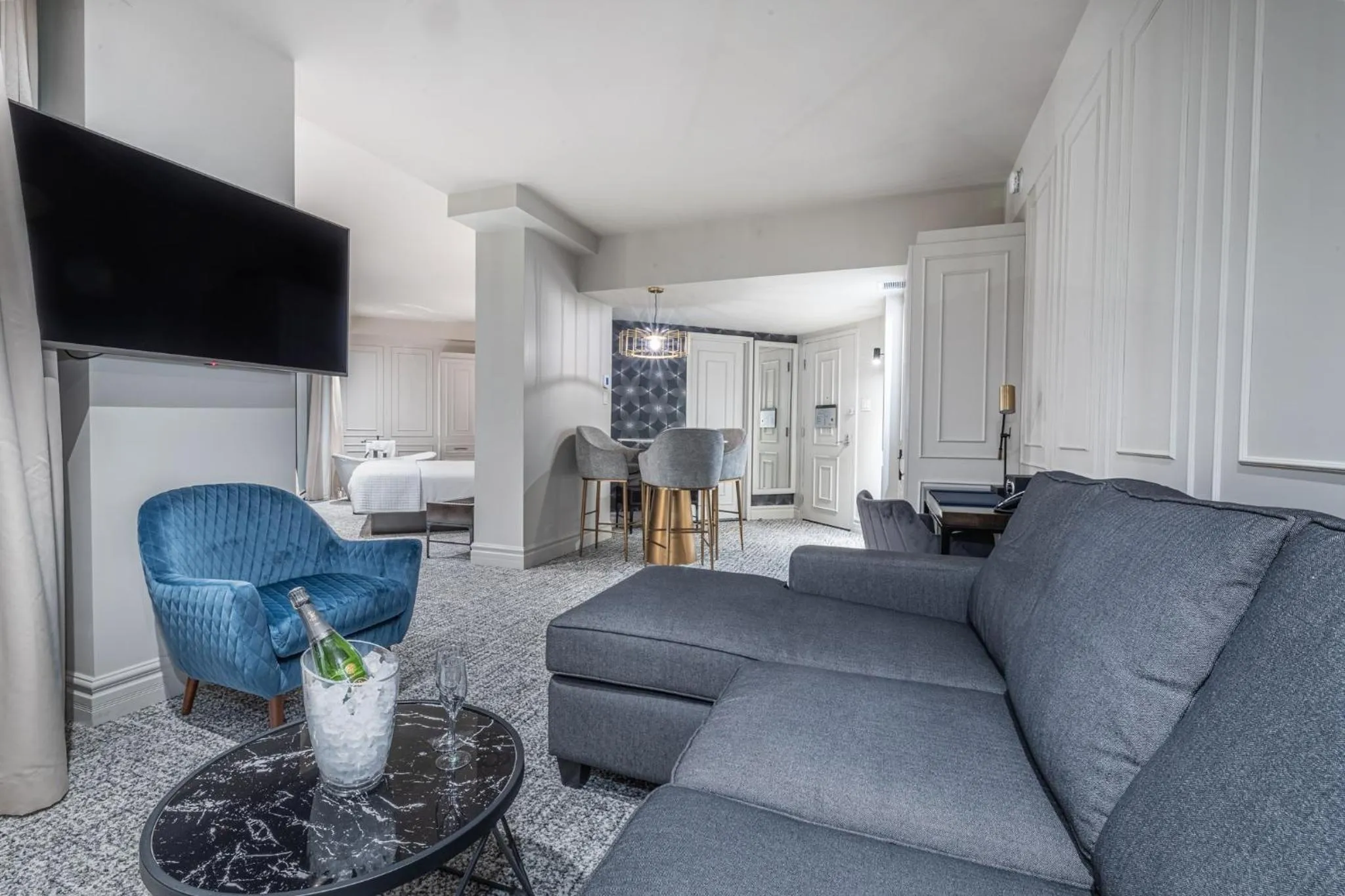 TV and multimedia in Le Capitole Hotel