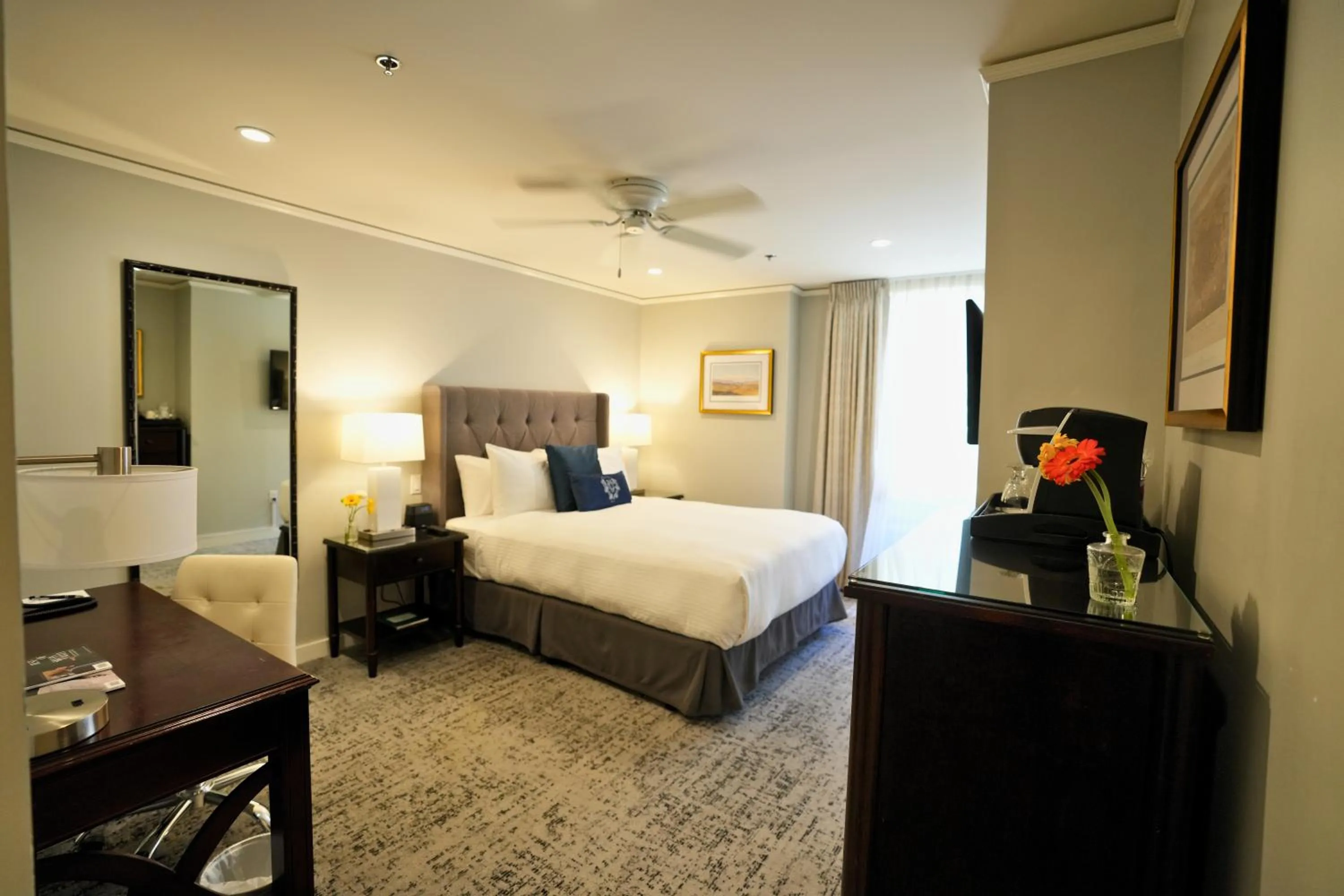 Bedroom, Bed in University Club of San Francisco