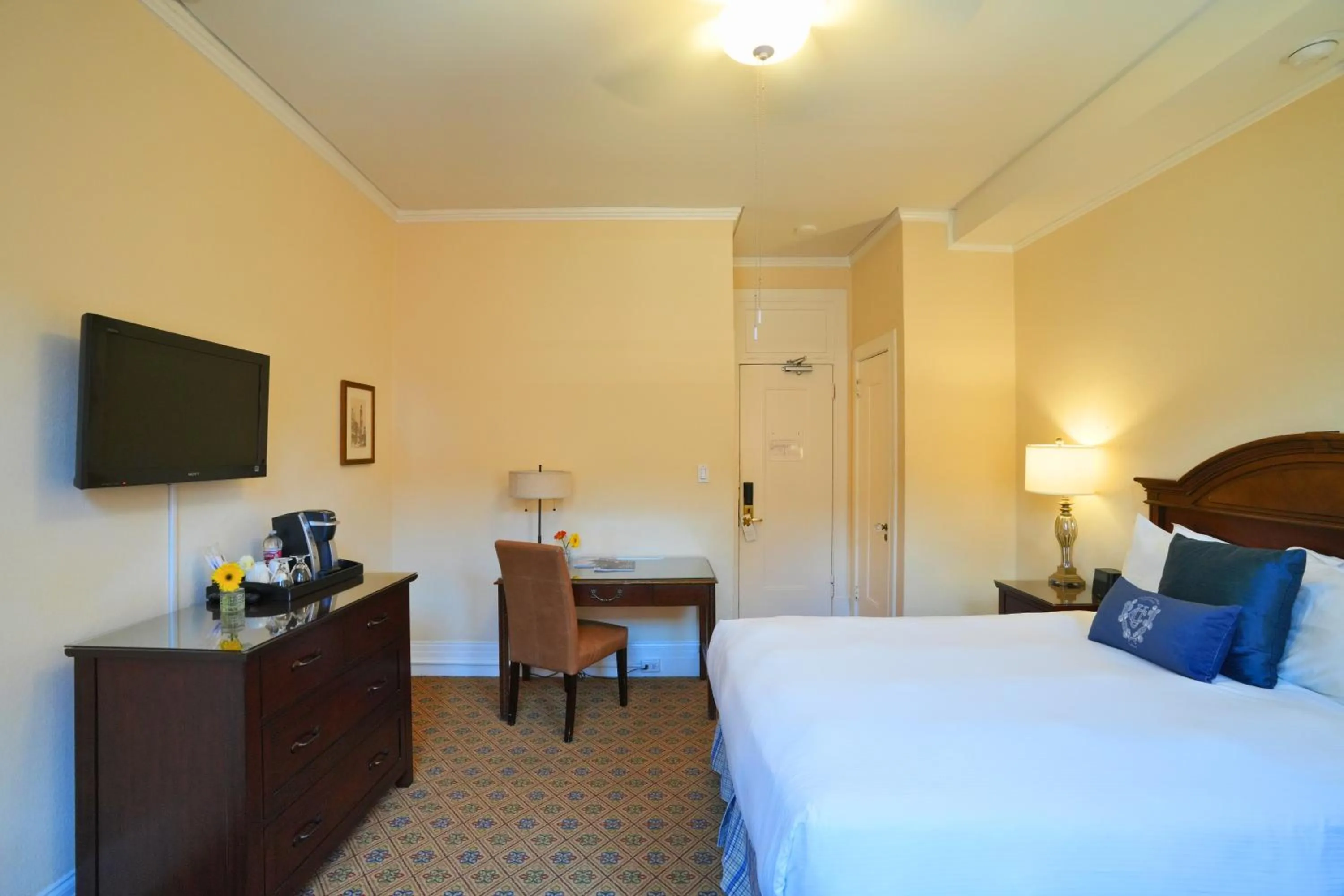 Bed in University Club of San Francisco