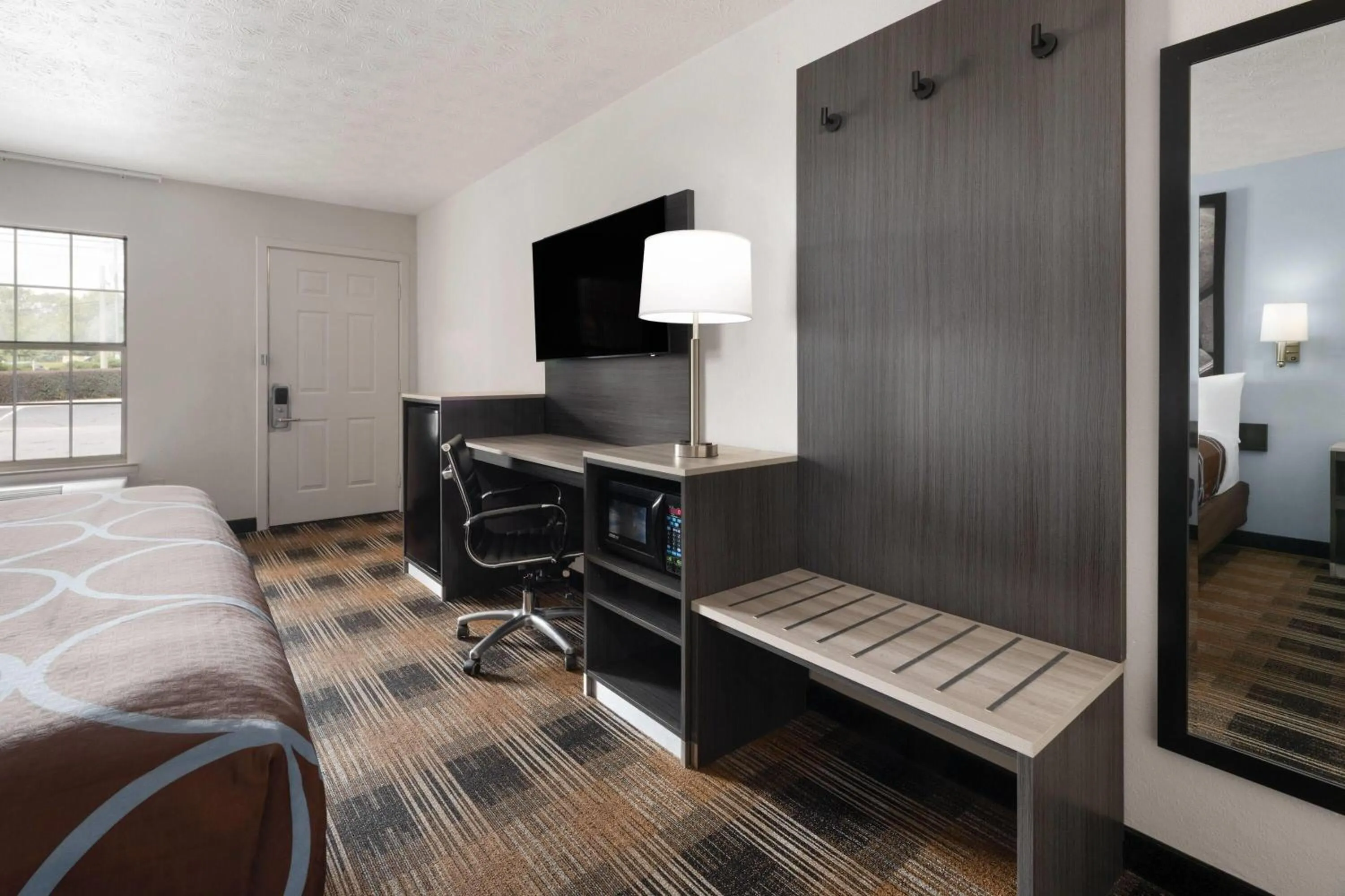 Photo of the whole room in Super 8 by Wyndham Covington