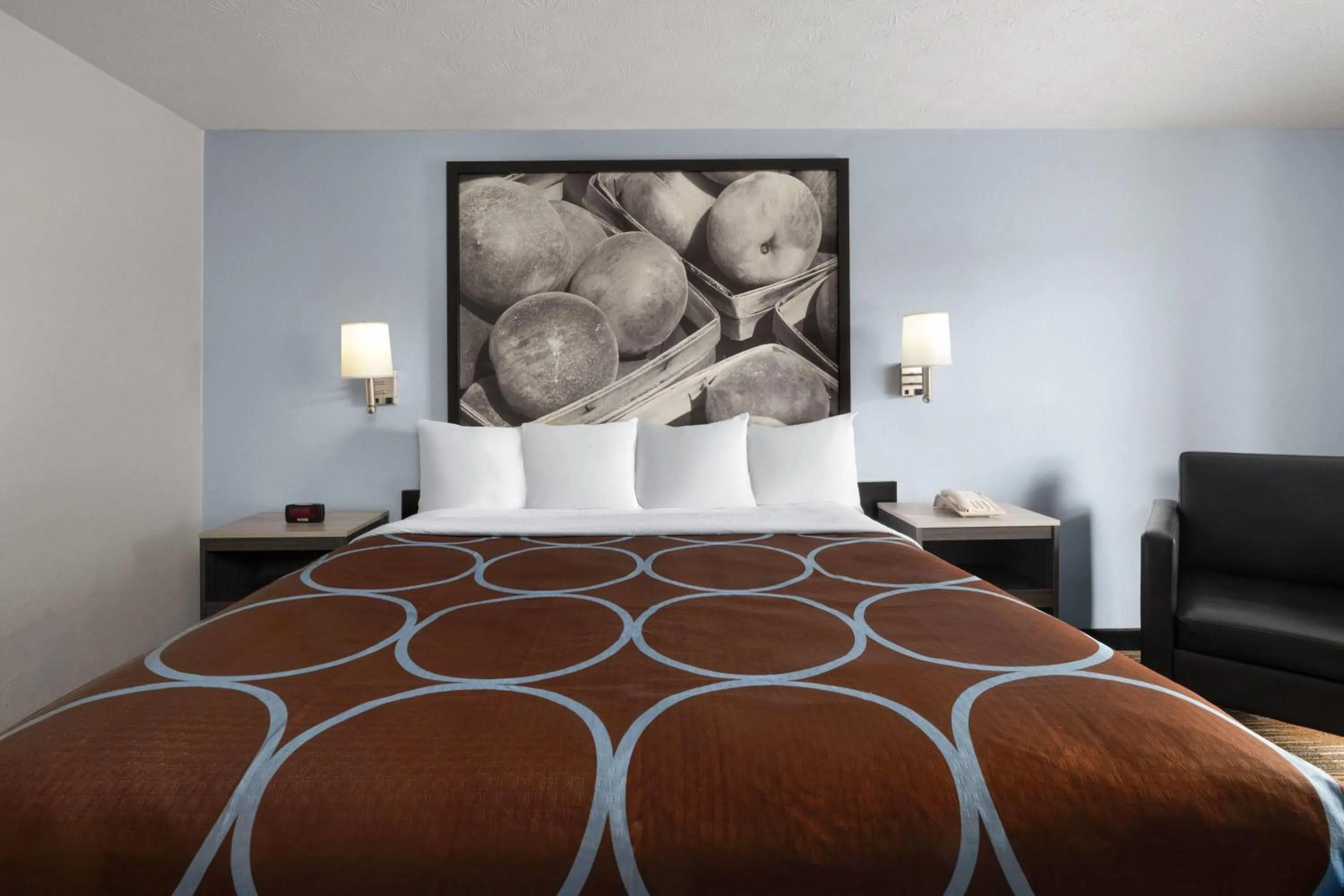 Photo of the whole room, Bed in Super 8 by Wyndham Covington