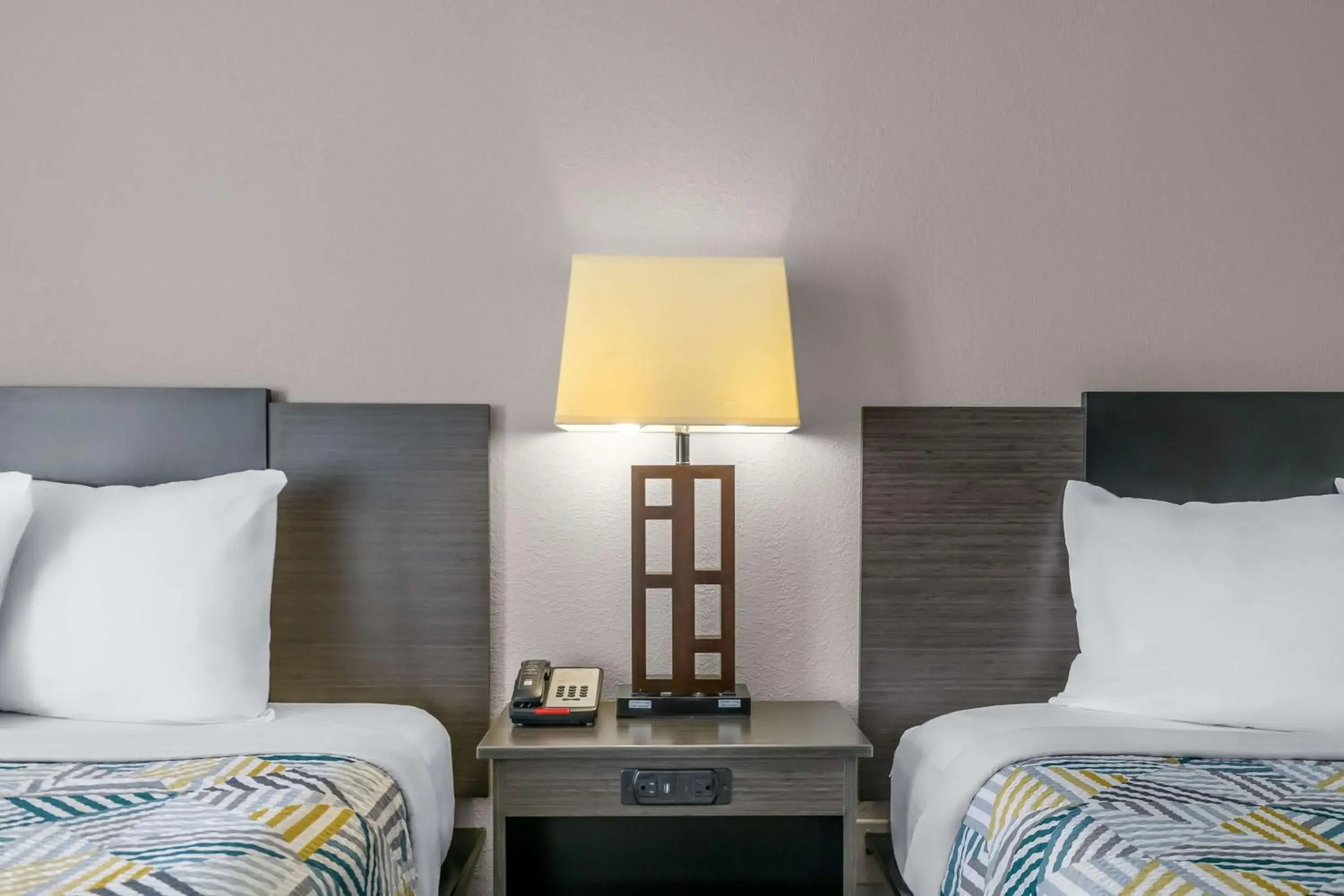 Bedroom, Bed in Motel 6 Dawsonville GA North GA Premium Outlets Bedroom, Bed in Motel 6 Dawsonville GA North GA Premium Outlets