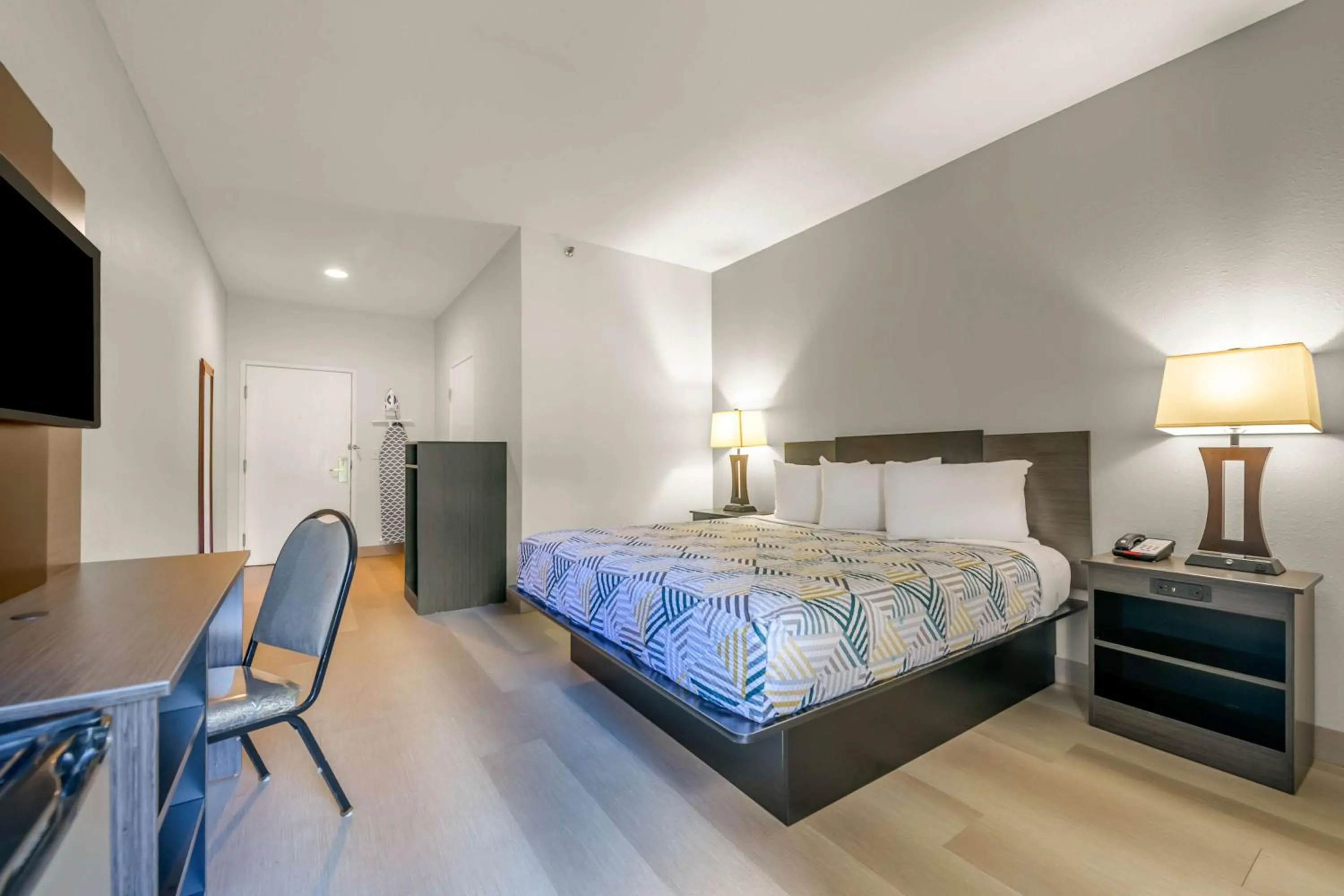 Bedroom, Bed in Motel 6 Dawsonville GA North GA Premium Outlets