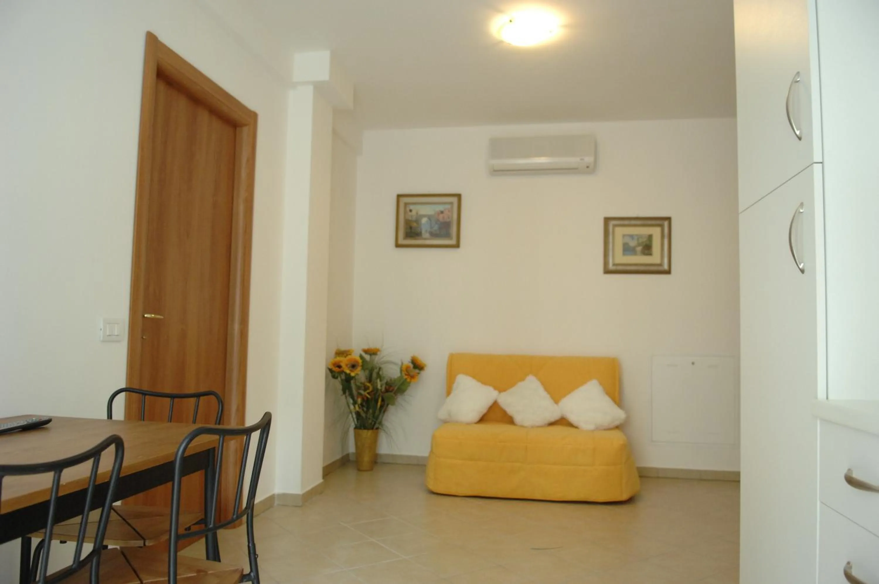 Seating area in Residence Meeting