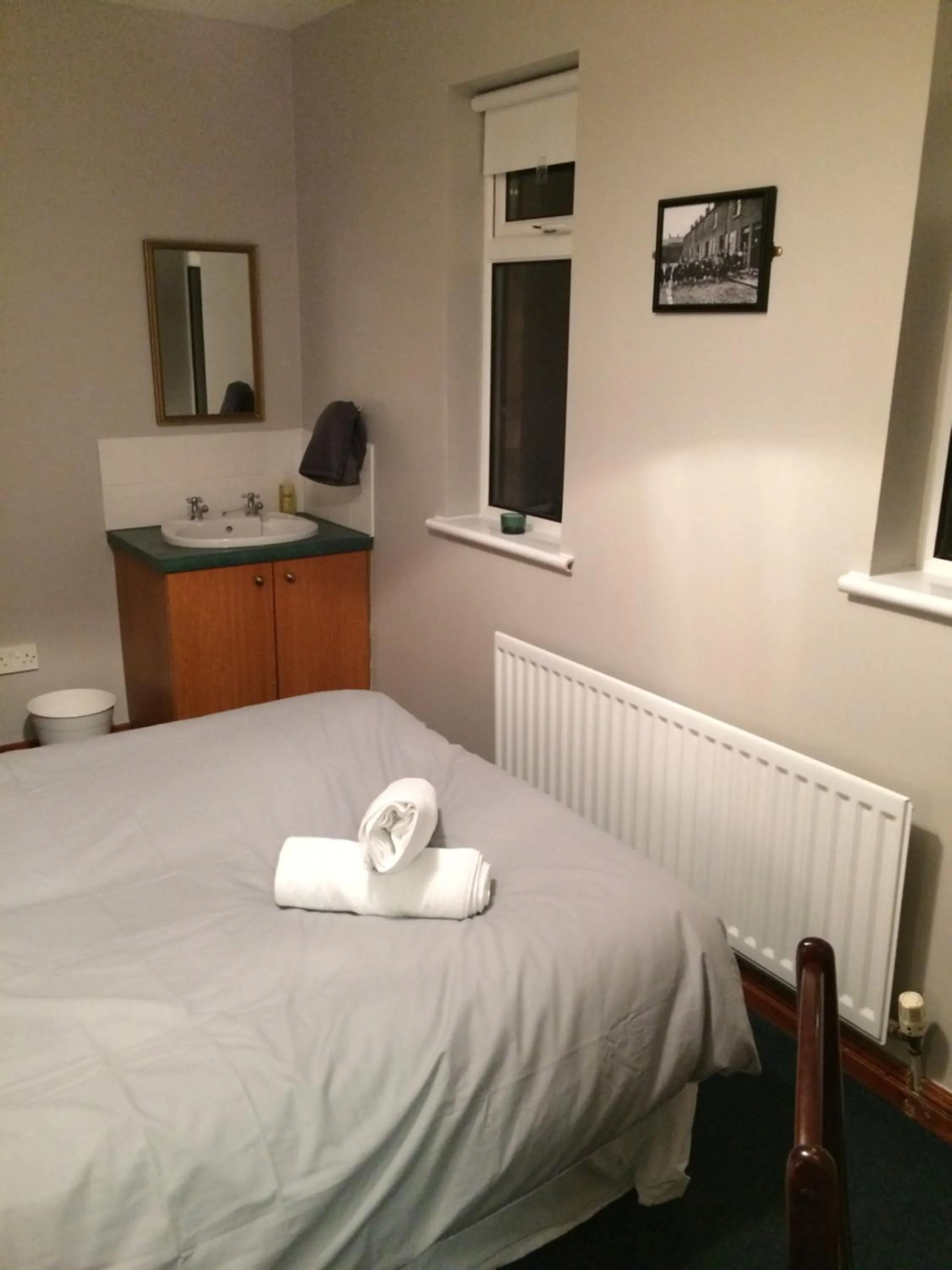 Bathroom, Bed in Lwr Ormeau Guest House