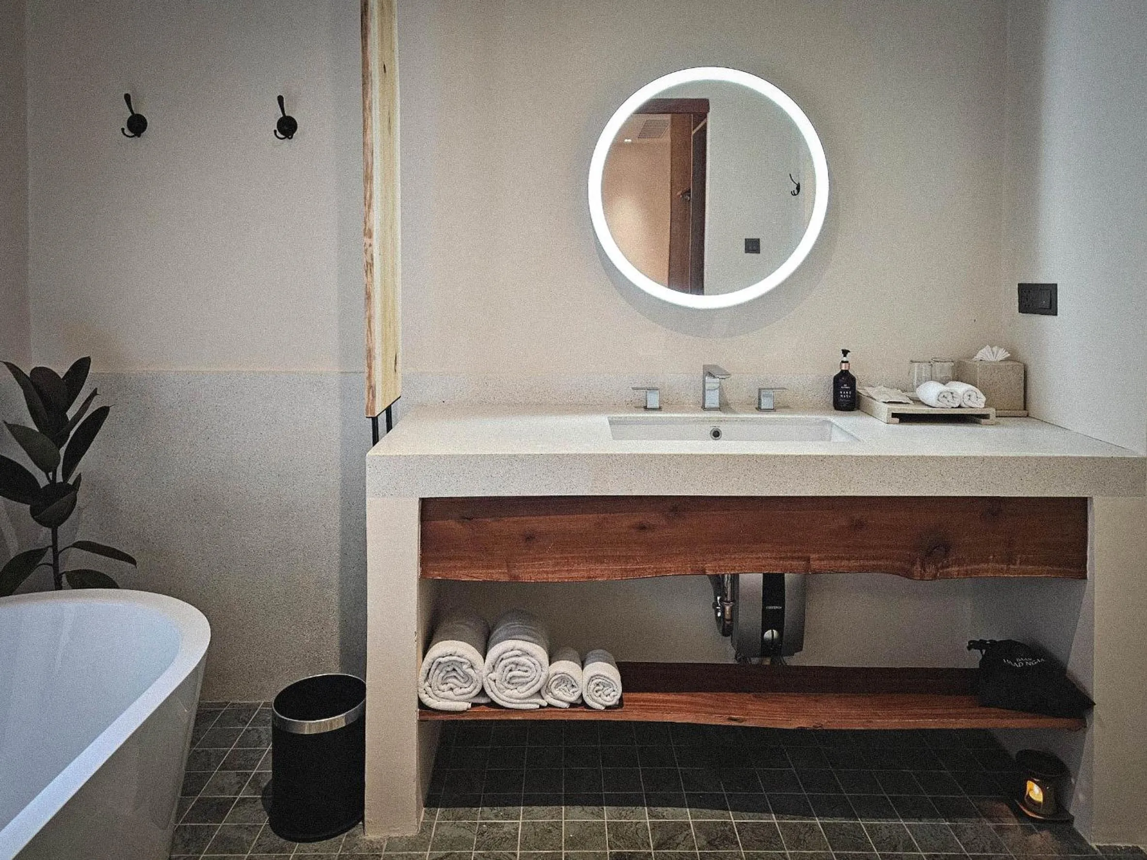 Bathroom in Baan Haad Ngam Boutique Resort