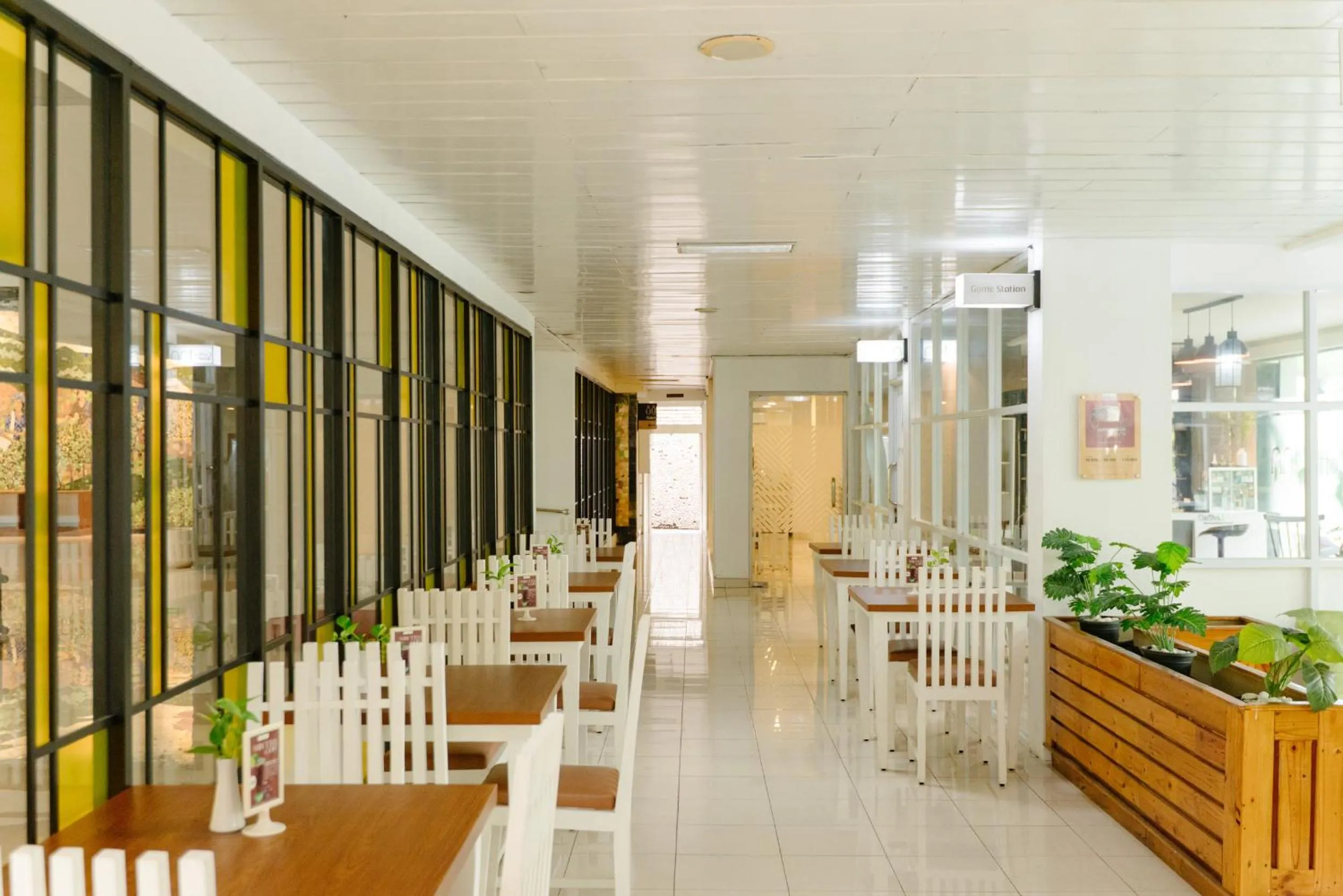 Restaurant/places to eat in Naraséna Co-Living