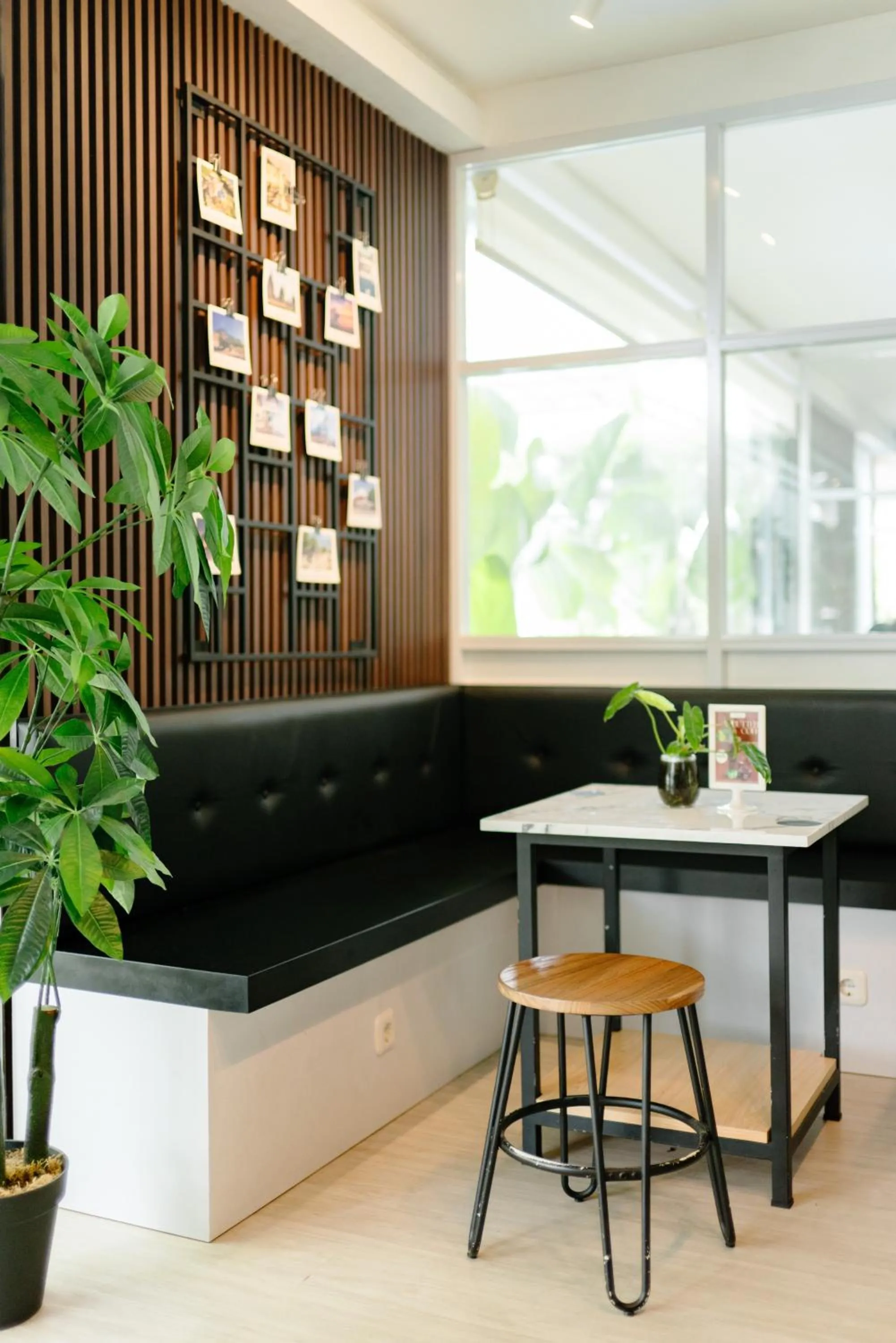Restaurant/places to eat in Naraséna Co-Living