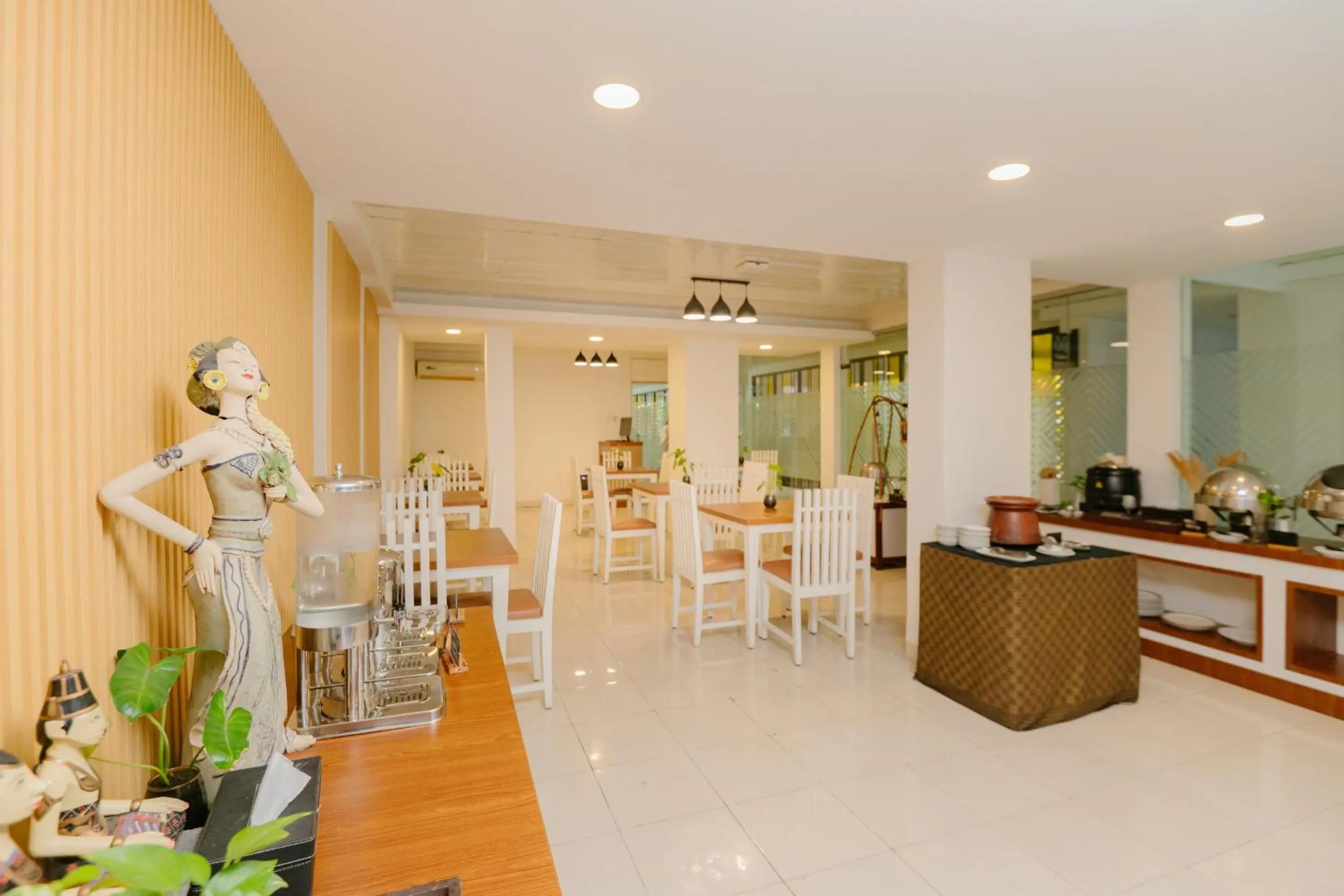 Restaurant/places to eat in Naraséna Co-Living