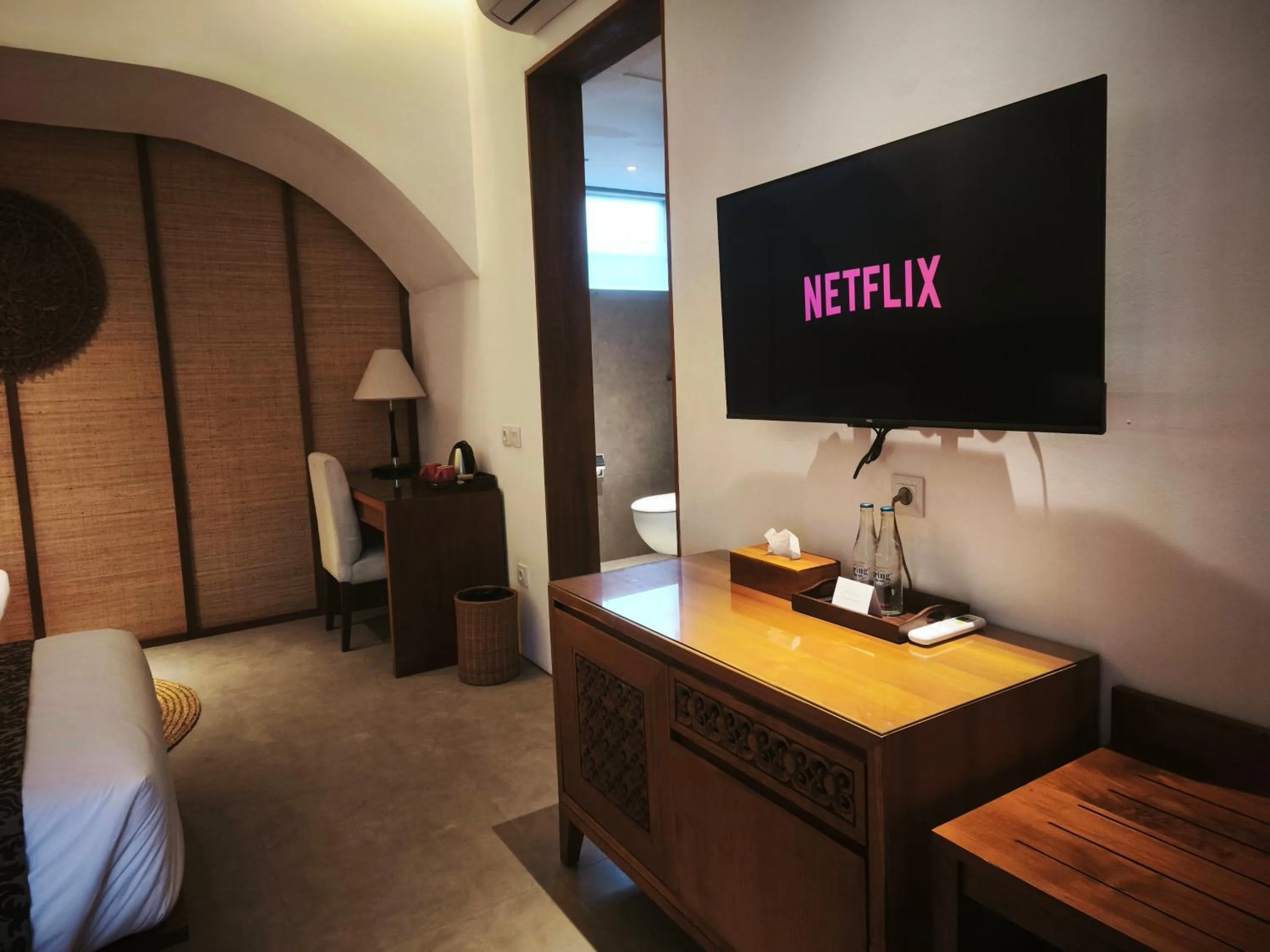 VIP, Bed in Yulia Village Inn Ubud