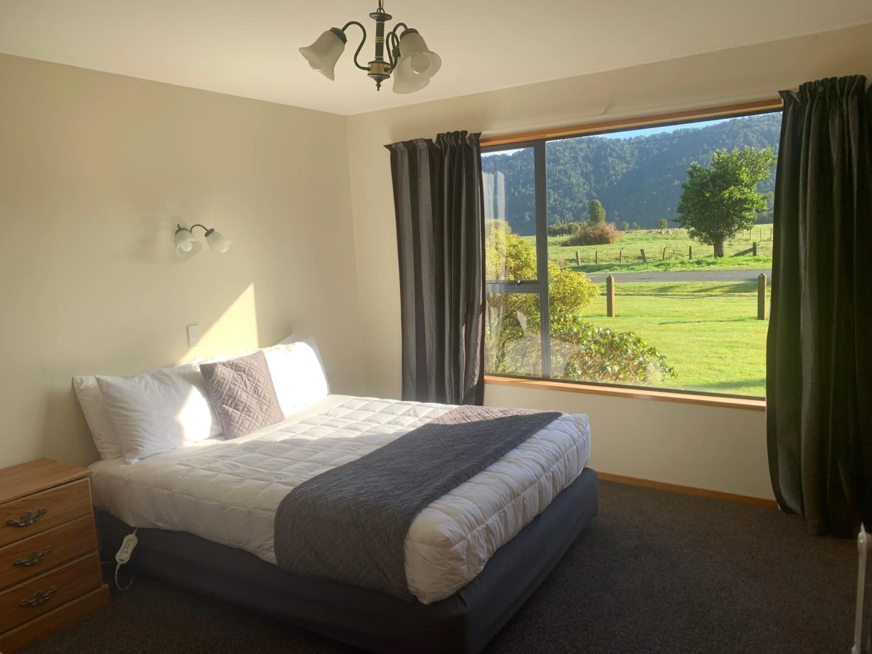 Bedroom, Bed in Mt Cook View Motel - Fox Glacier