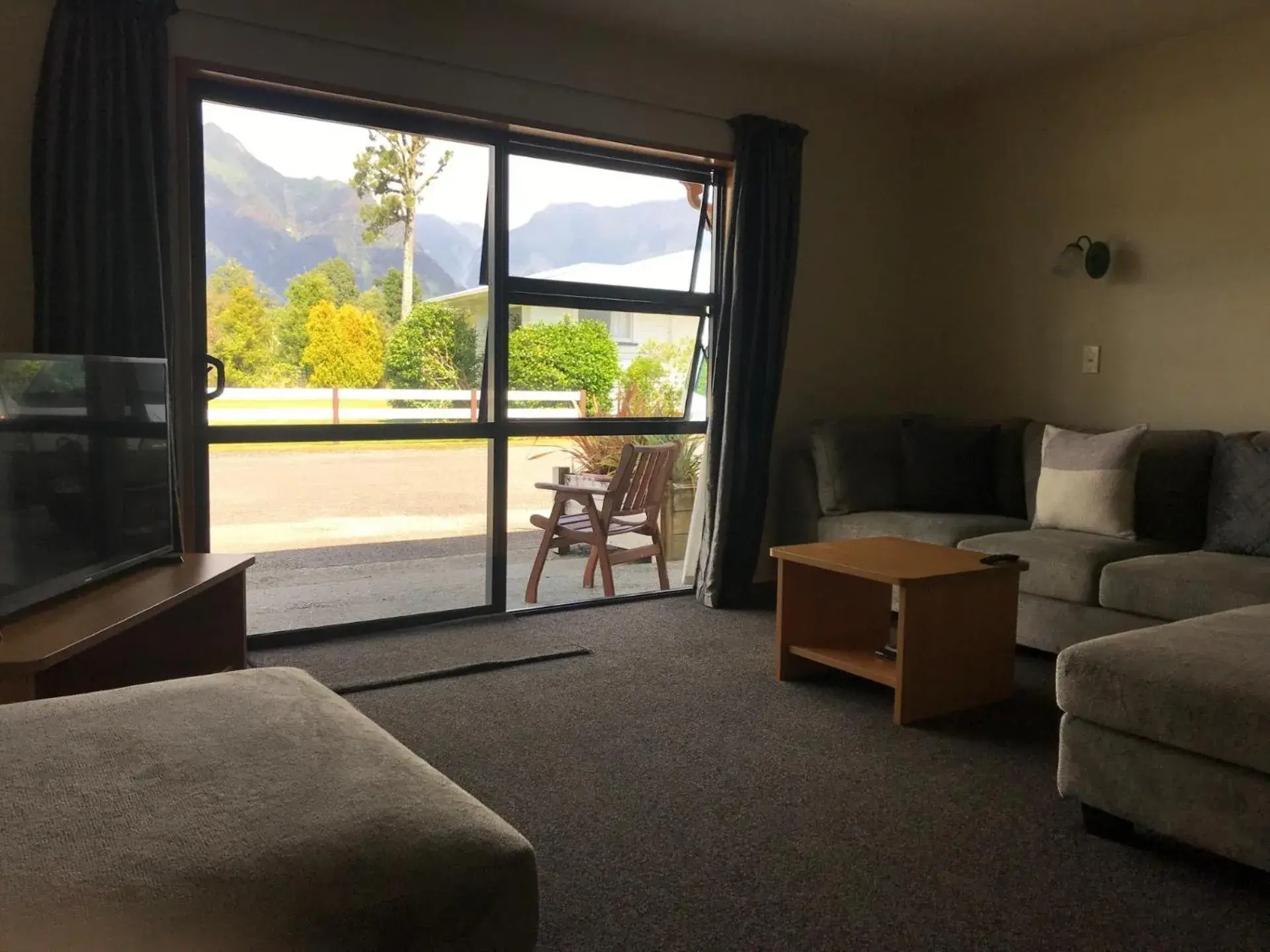 Living room in Mt Cook View Motel - Fox Glacier Living room in Mt Cook View Motel - Fox Glacier