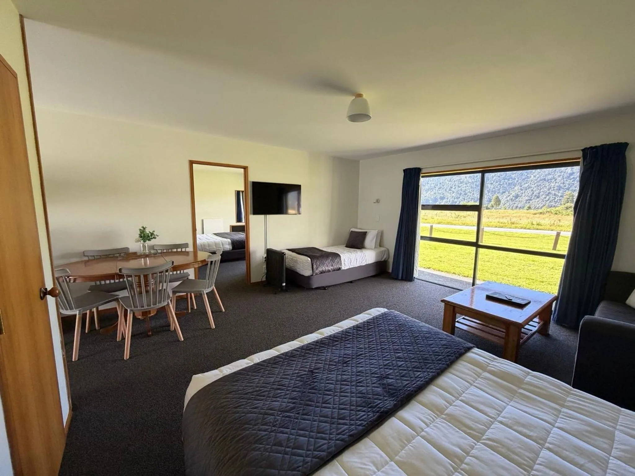 TV and multimedia, Bed in Mt Cook View Motel - Fox Glacier