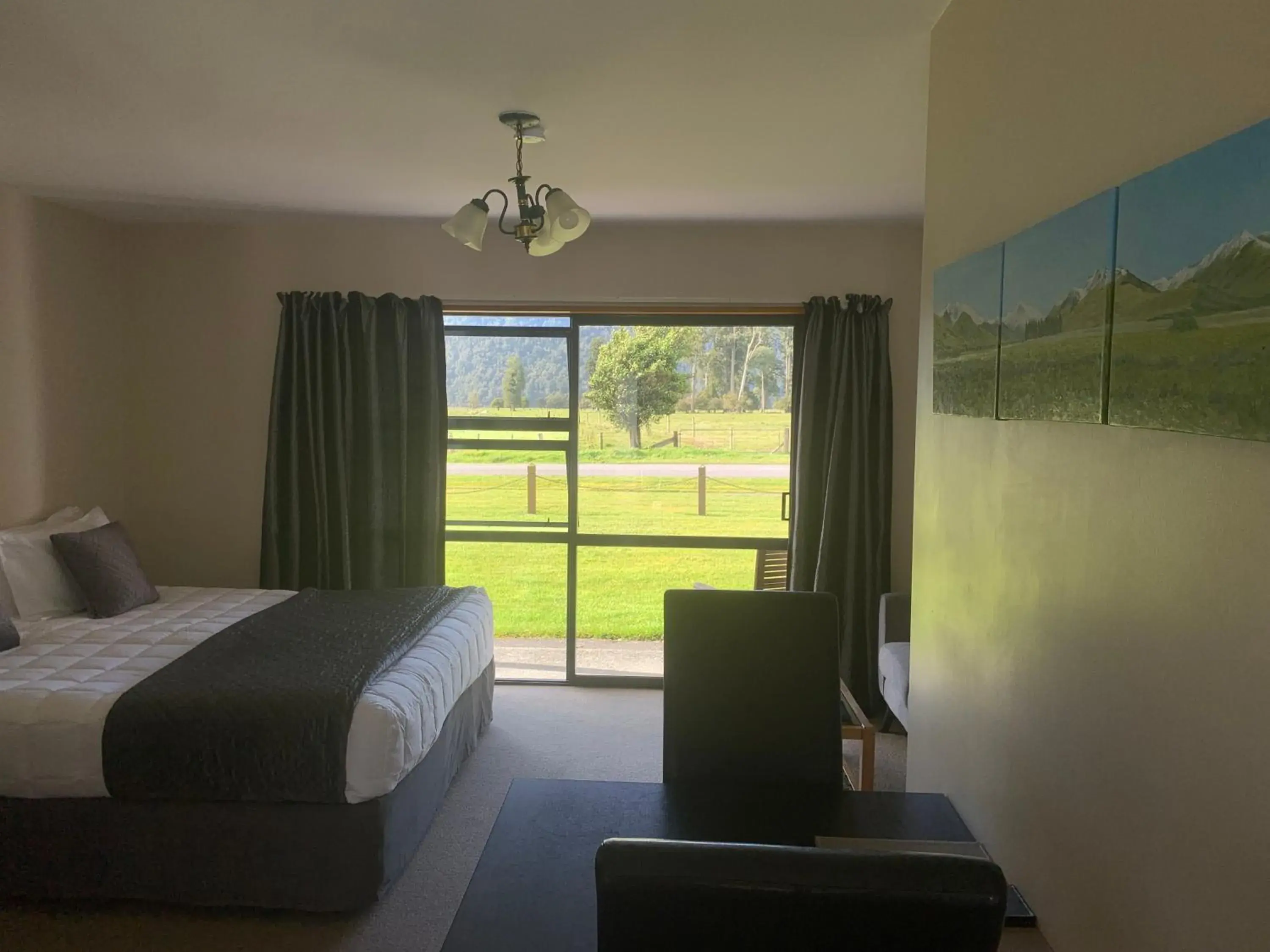 Dining area, Bed in Mt Cook View Motel - Fox Glacier Dining area, Bed in Mt Cook View Motel - Fox Glacier