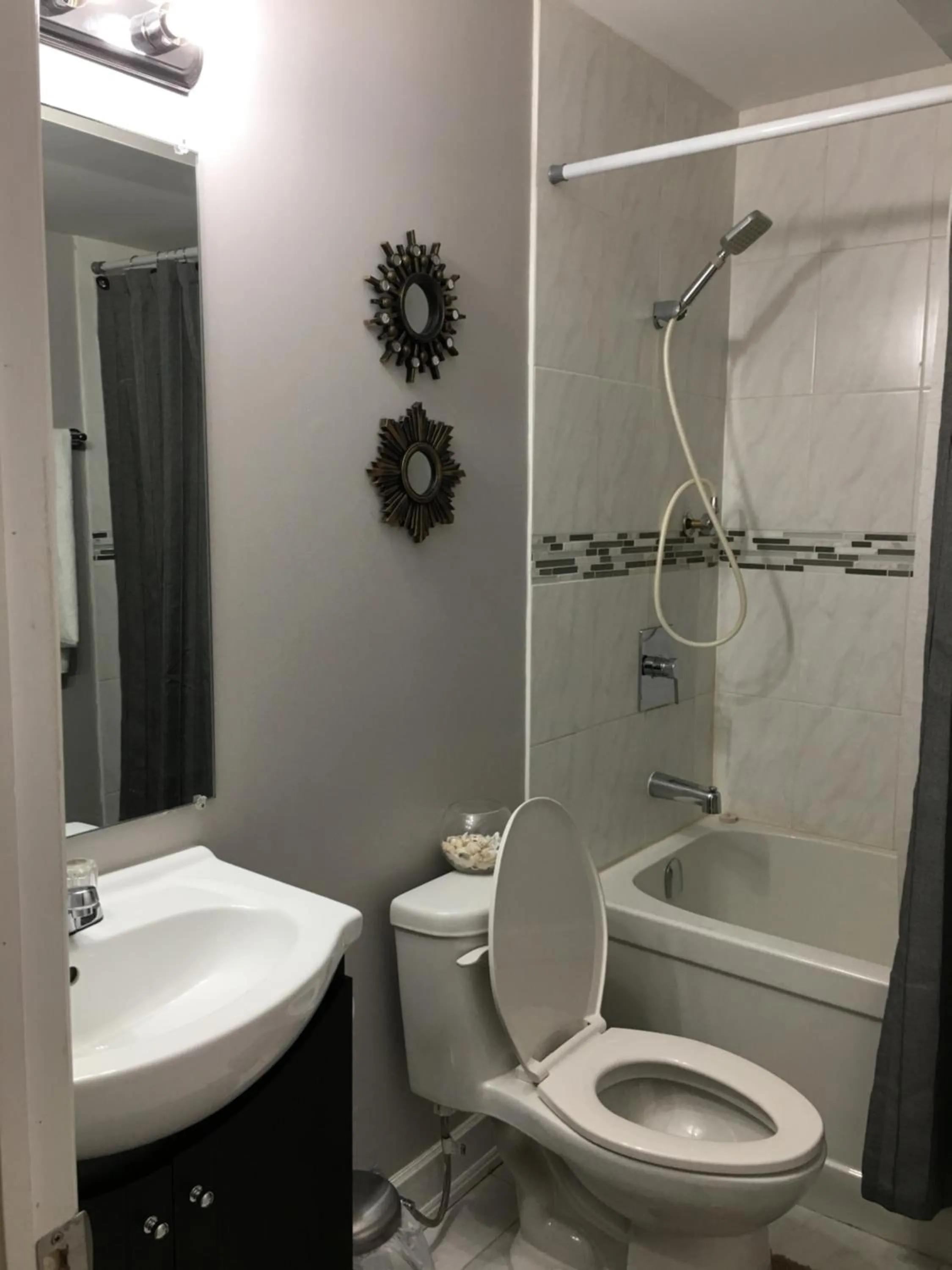 Clean, Beautiful & Modern 2 bedroom apartment