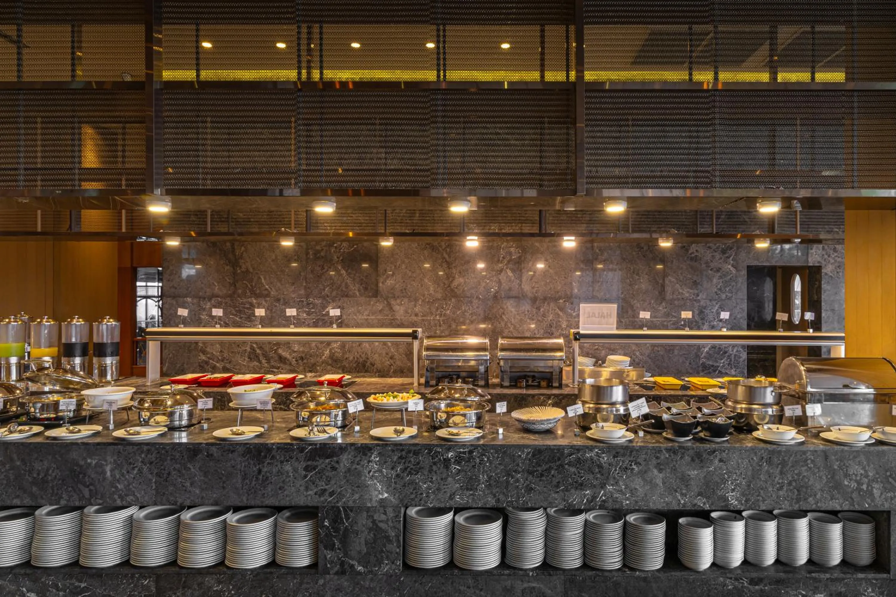 Restaurant/places to eat in Royal Cliff Beach Hotel Pattaya