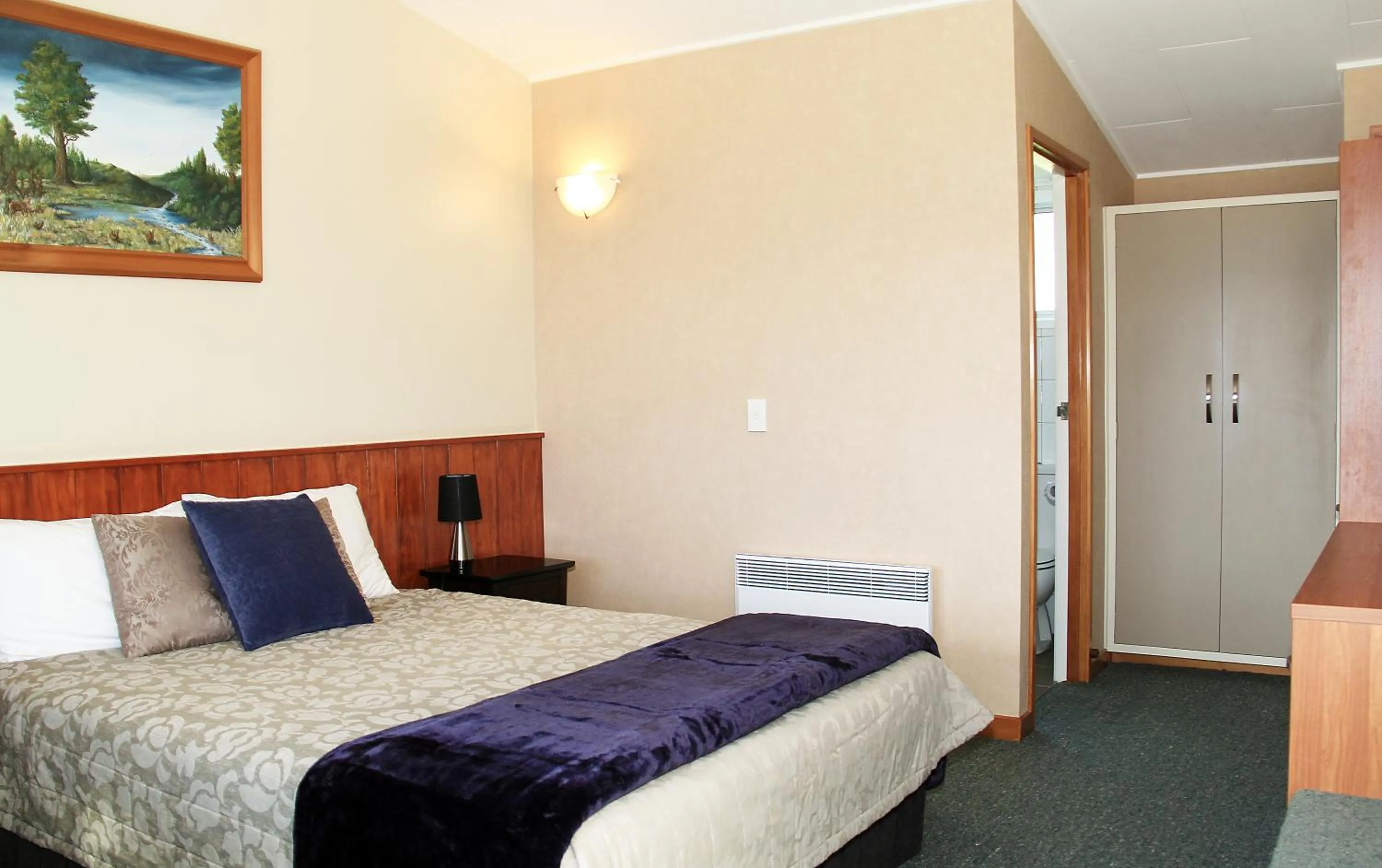 Photo of the whole room, Bed in Te Anau Manapouri Lake Hotel