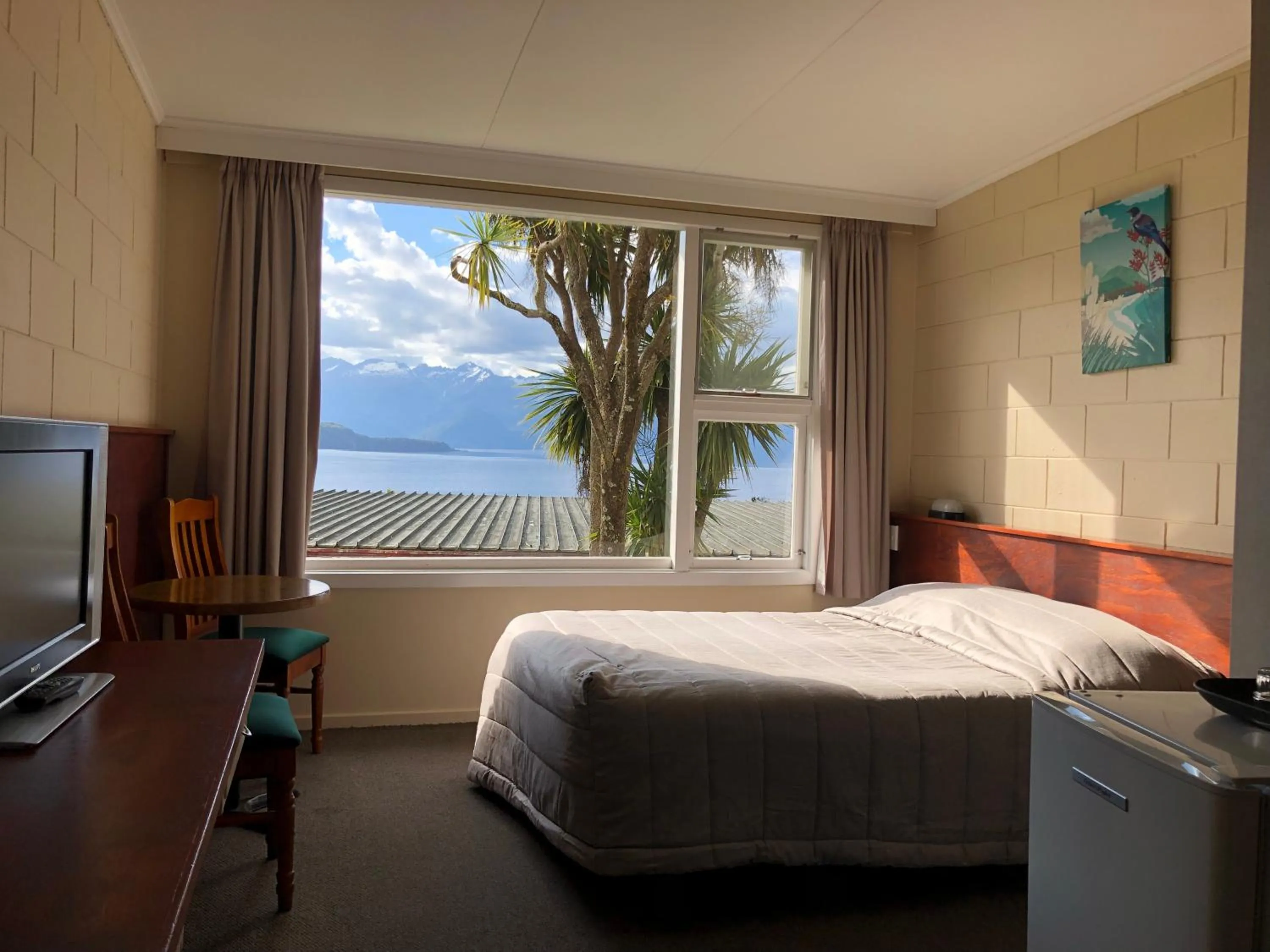 Bed in Te Anau Manapouri Lake Hotel