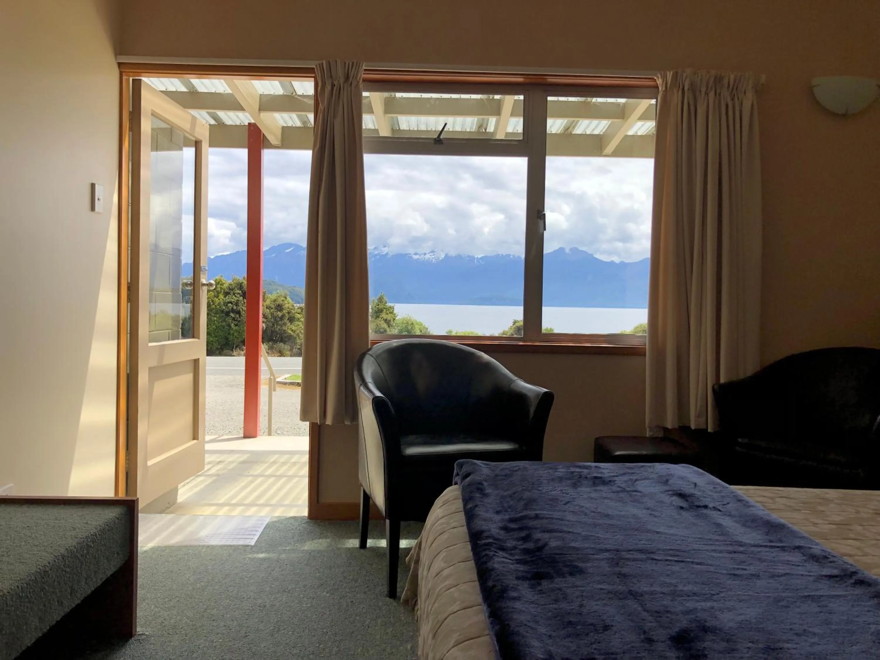 Bed in Te Anau Manapouri Lake Hotel