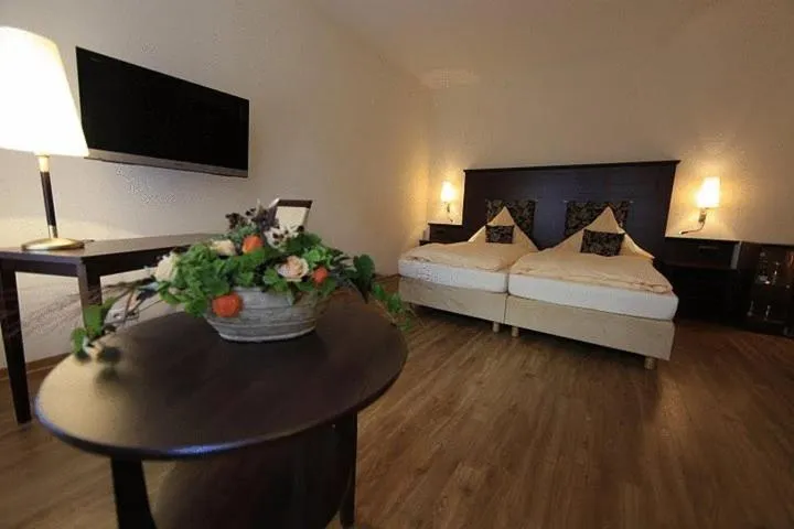 Photo of the whole room, Bed in Landhotel Möllhagen