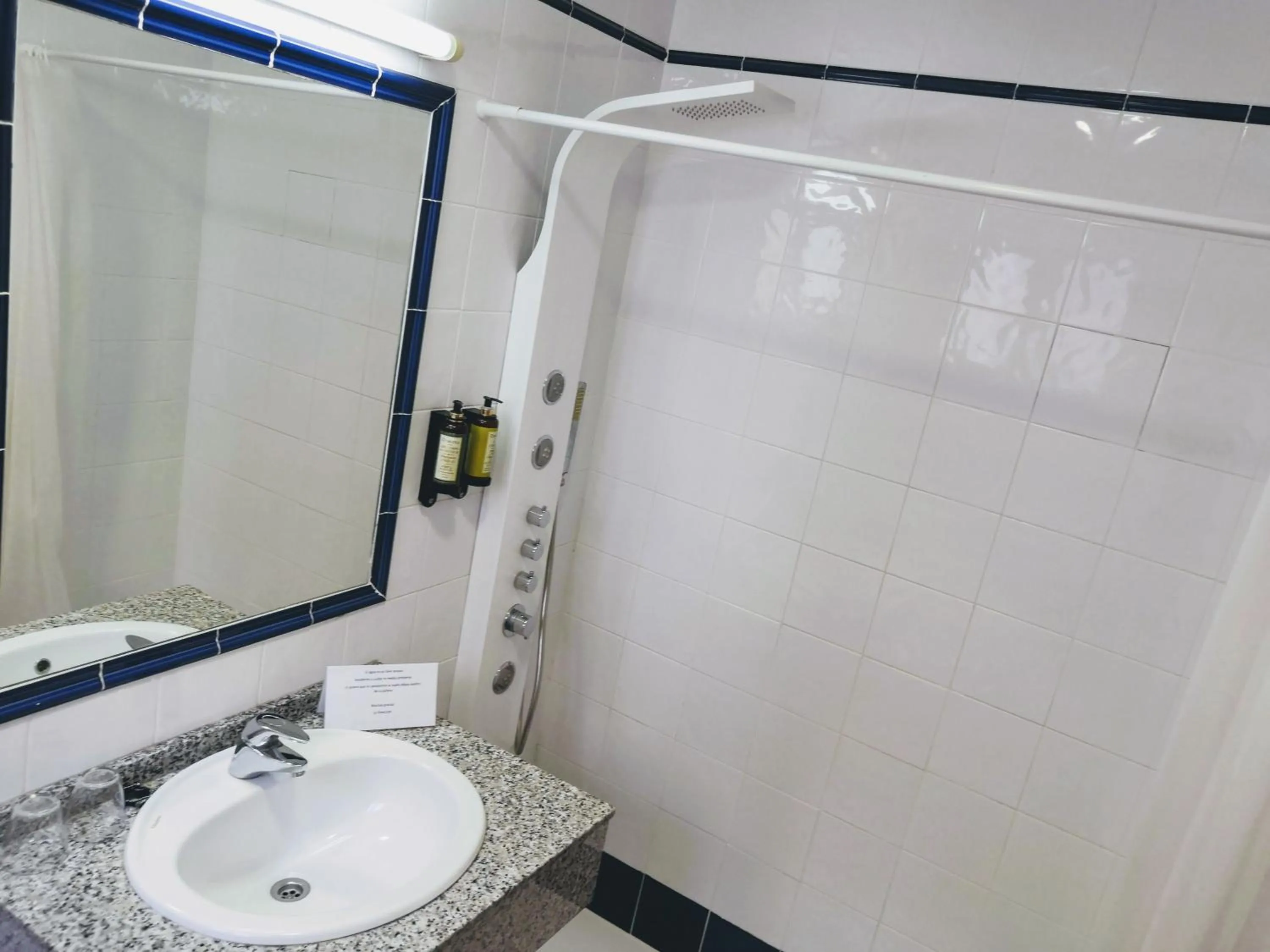 Shower in Hotel Ramis fundado en 1969