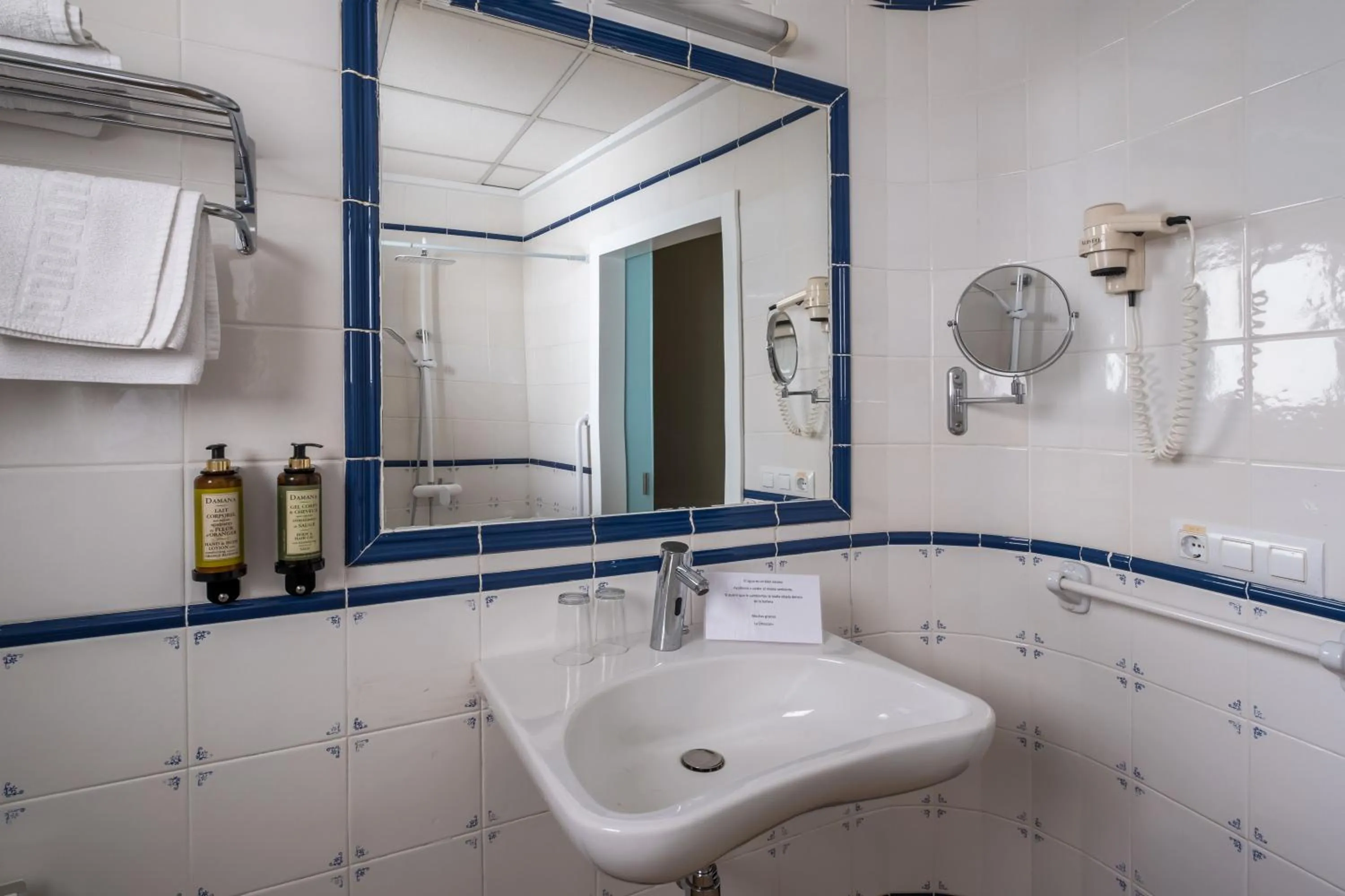 Bathroom in Hotel Ramis fundado en 1969