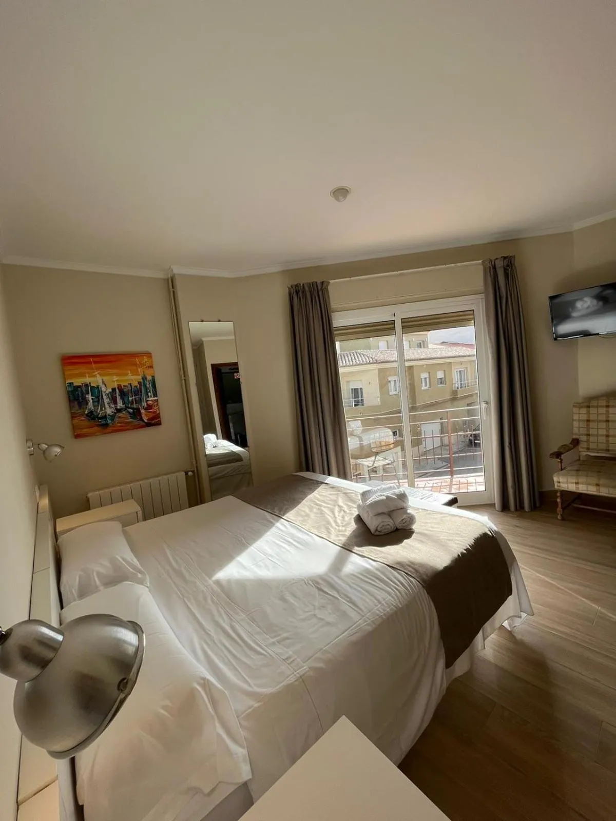 Text overlay, Bed in Hotel Ramis fundado en 1969