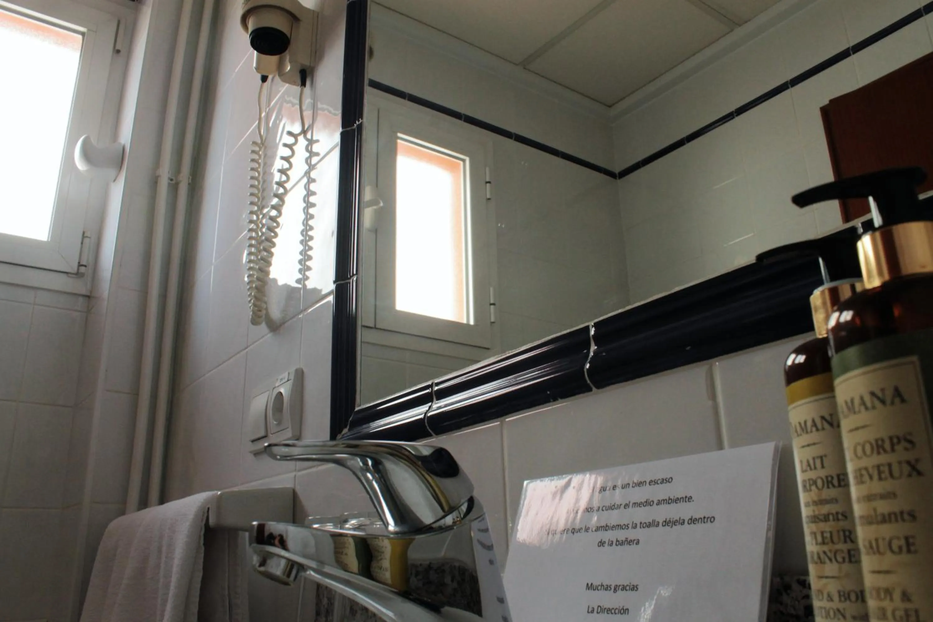 Toilet in Hotel Ramis fundado en 1969