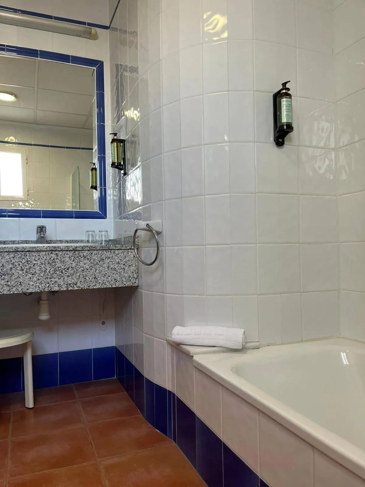 Shower in Hotel Ramis fundado en 1969