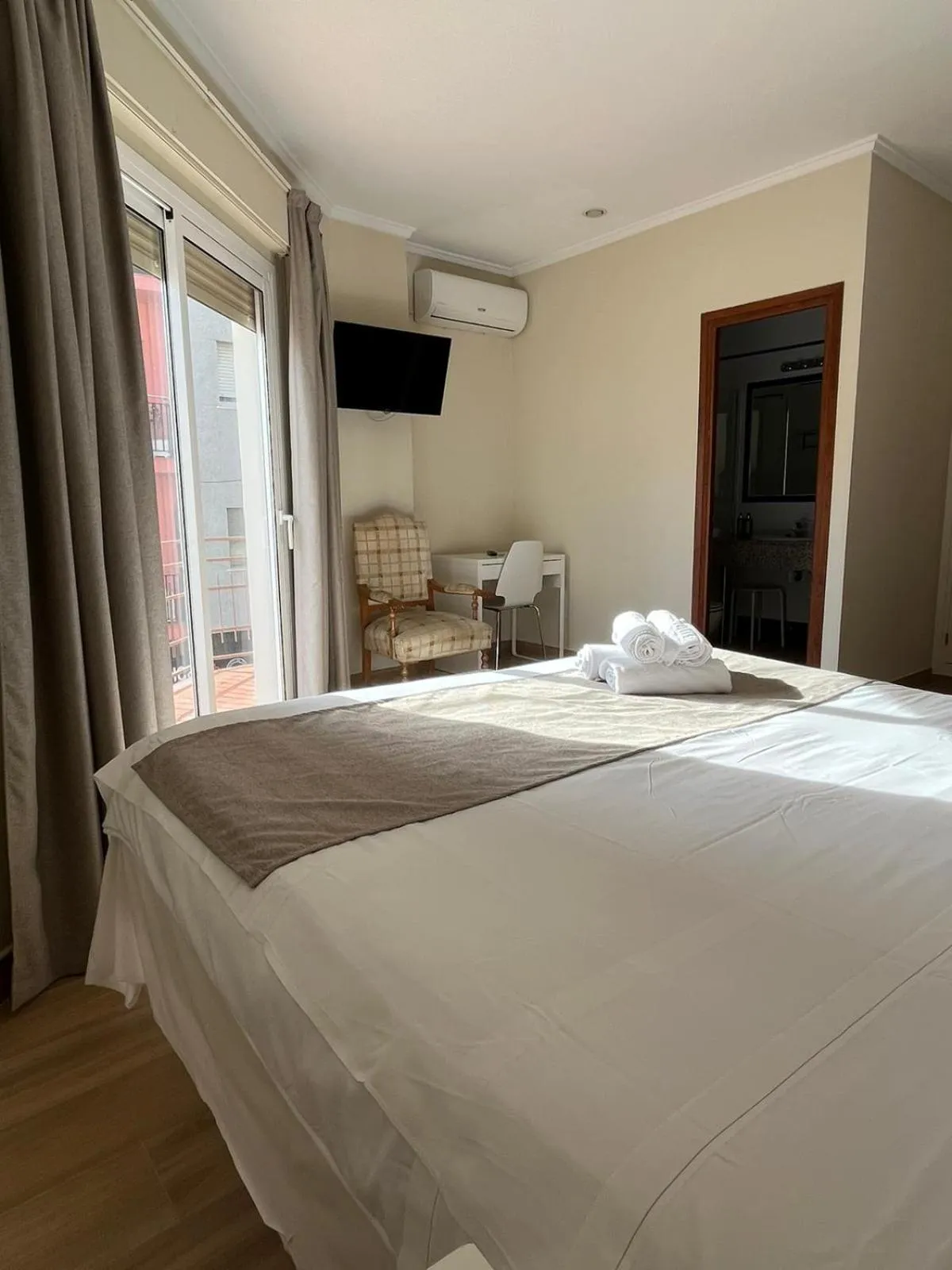 Bedroom, Bed in Hotel Ramis fundado en 1969