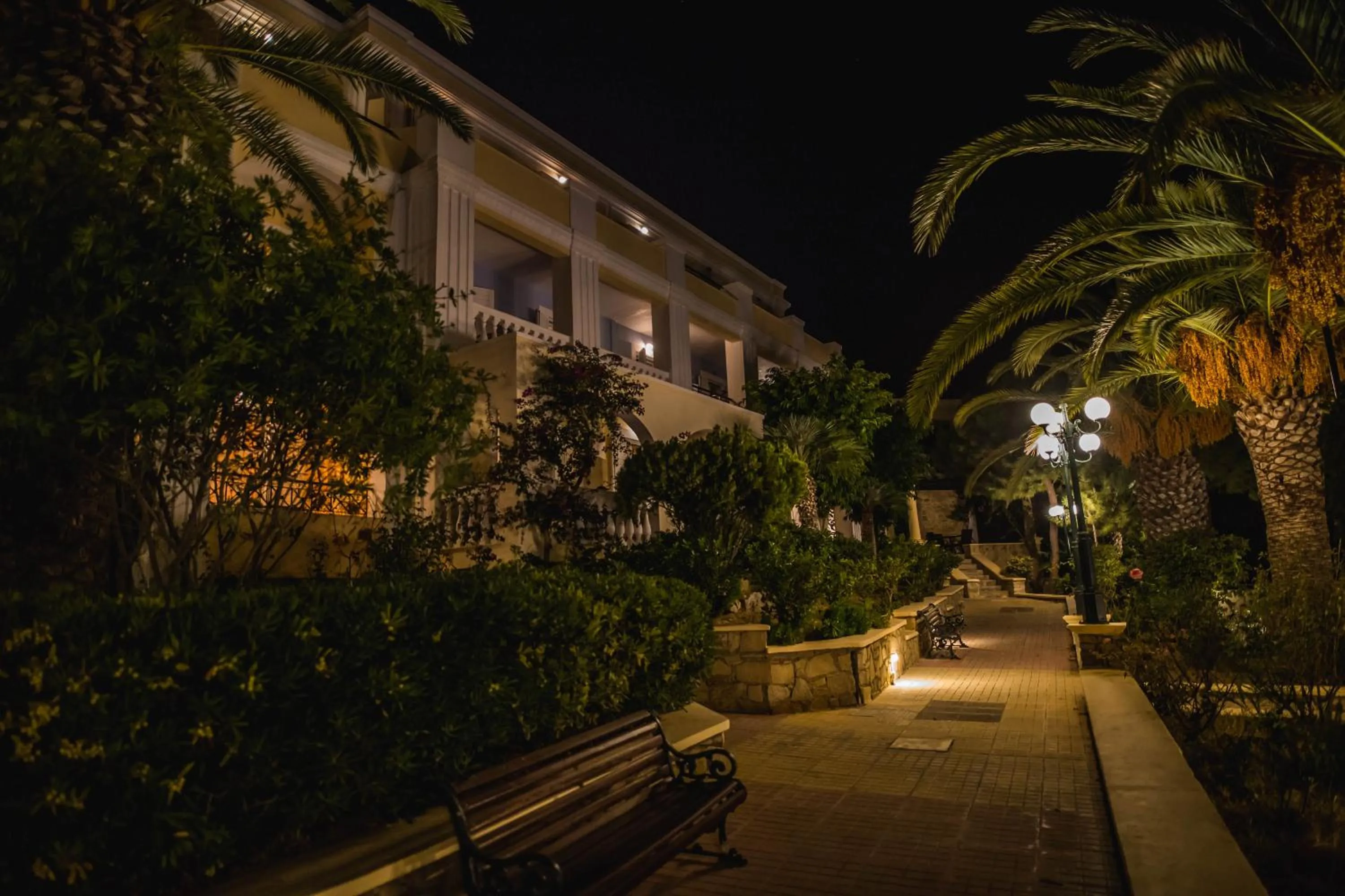 Crithoni's Paradise Hotel